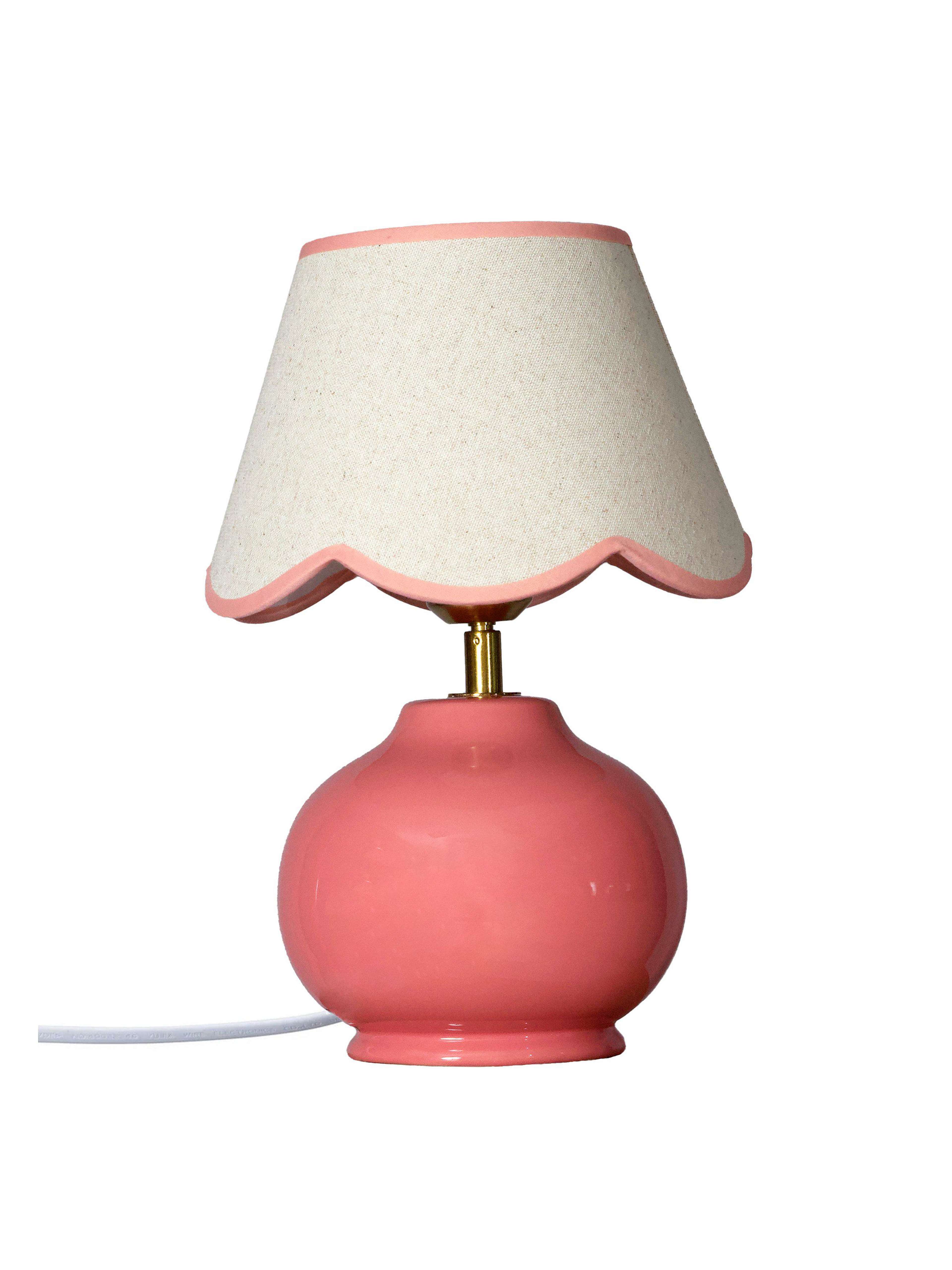 Nell Bordslampa, från PR Home, i färgen rosa. Klicka för att öppna bilden i stort format