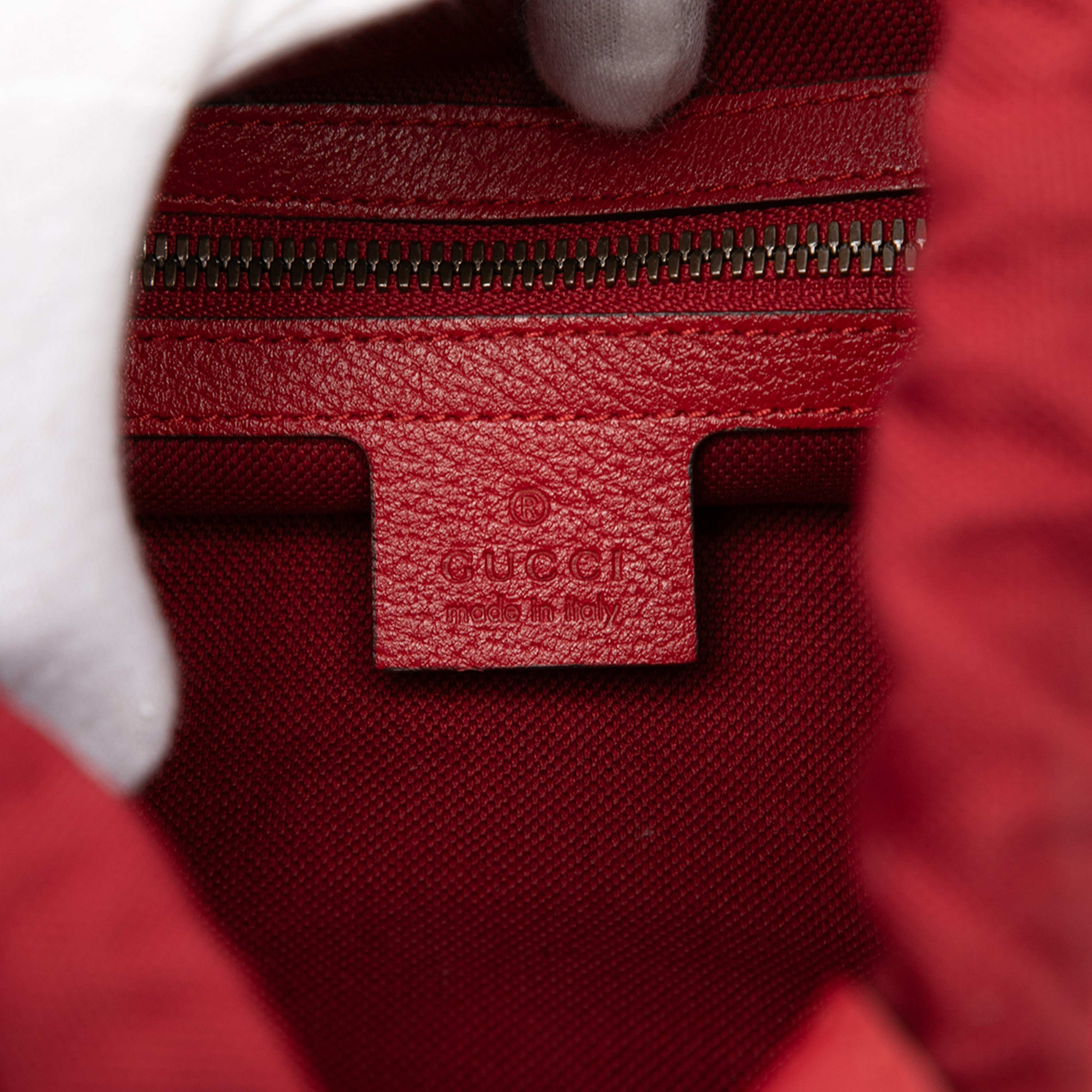 Gucci Canvas Sylvie Baiadera Web Drawstring Backpack, från Luxclusif, i färgen red. Klicka för att öppna bilden i stort format