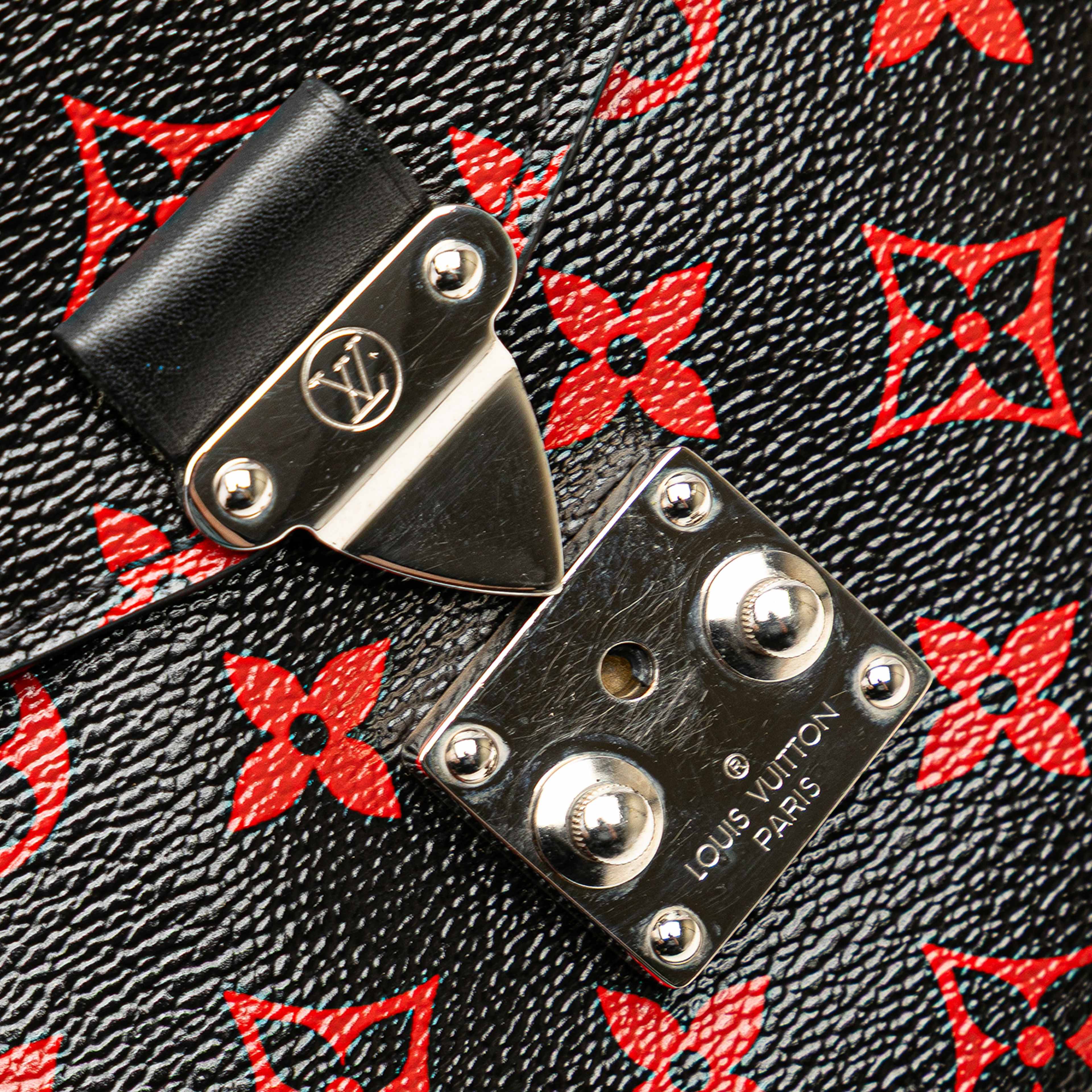Louis Vuitton Monogram Infrarouge Pochette Metis, från Luxclusif, i färgen svart. Klicka för att öppna bilden i stort format