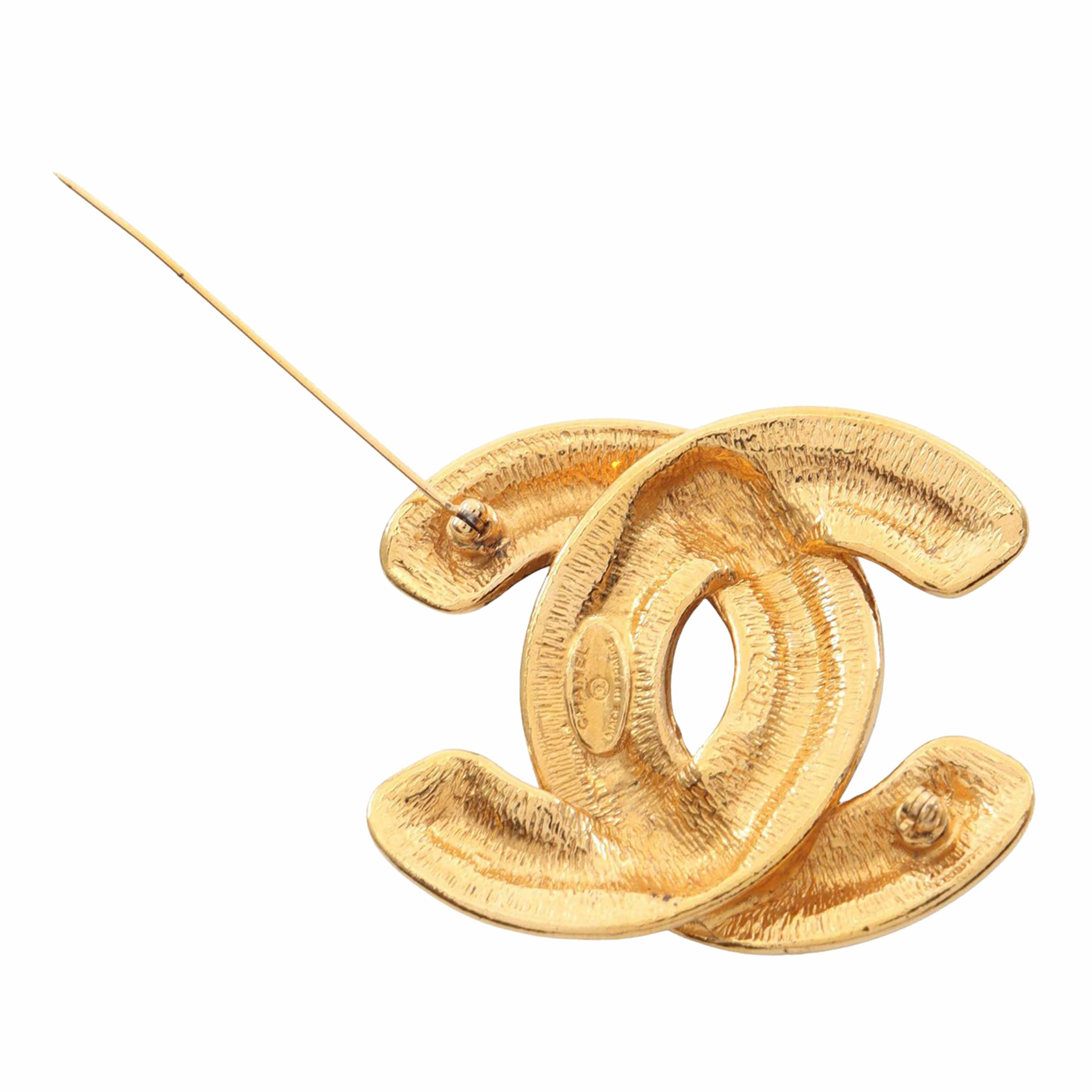 Chanel Gold Plated Quilted Cc Brooch, från Luxclusif, i färgen guld. Klicka för att öppna bilden i stort format