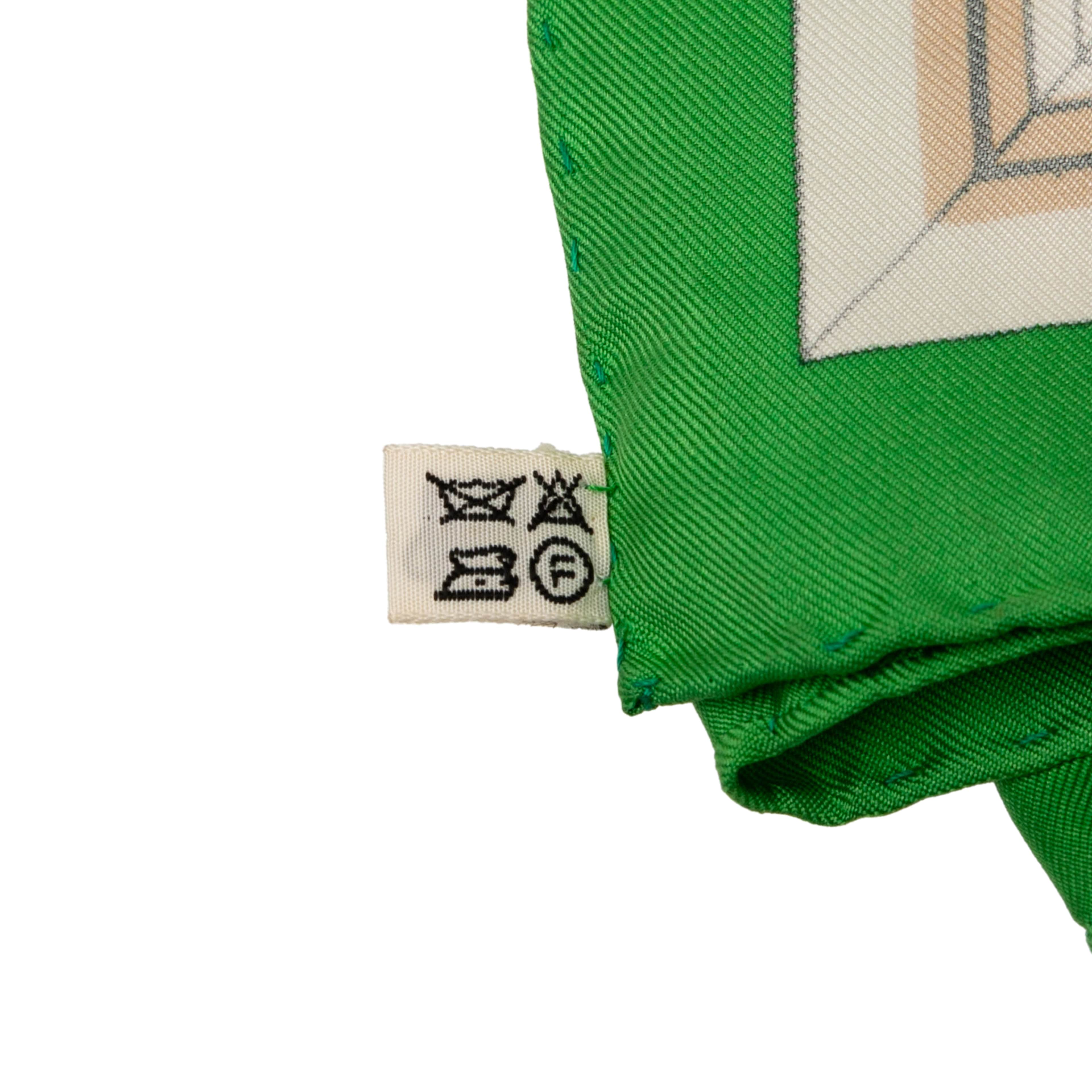 Hermès Quai Aux Fleurs Silk Scarf, från Luxclusif, i färgen green. Klicka för att öppna bilden i stort format