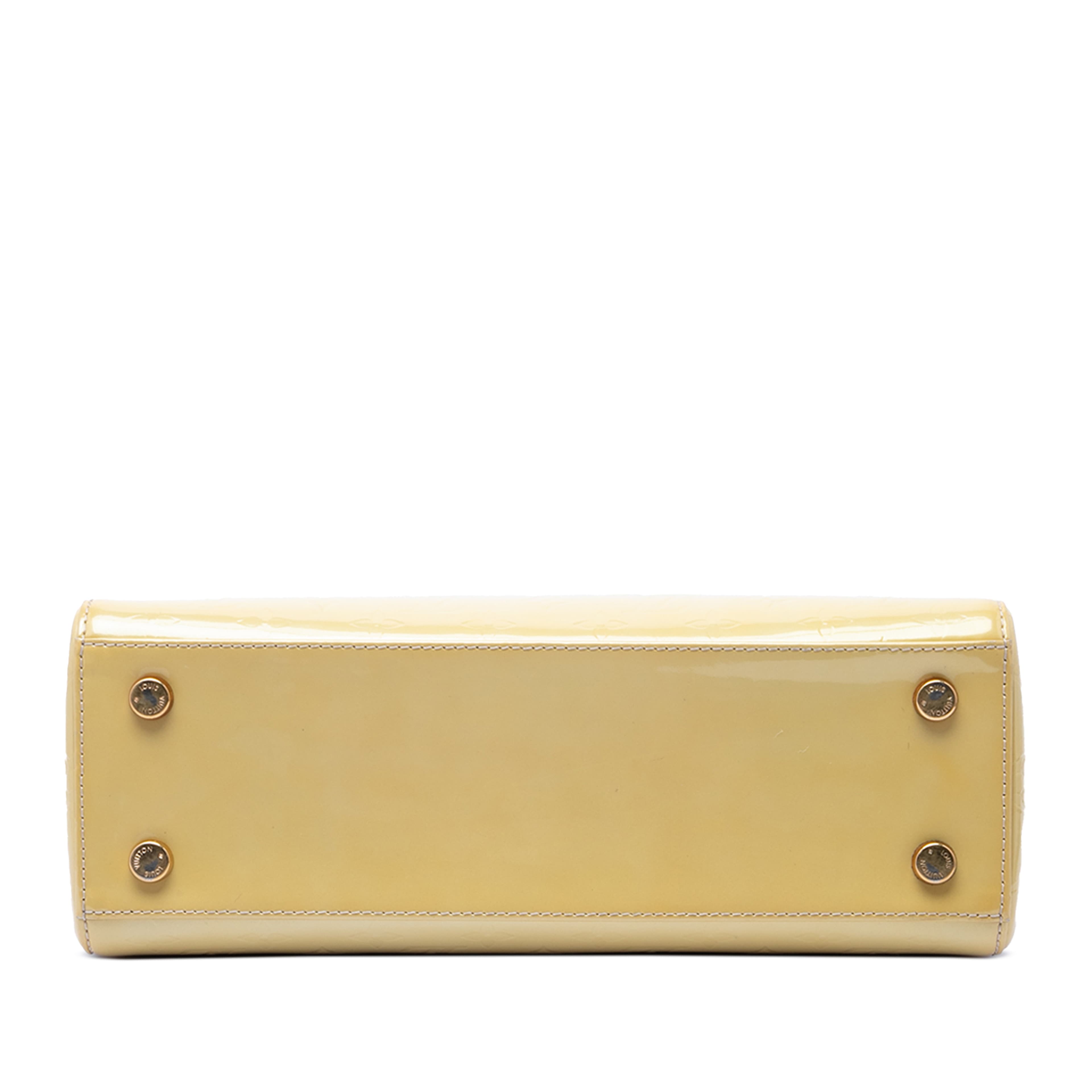 Louis Vuitton Monogram Vernis Brea Mm, från Luxclusif, i färgen beige. Klicka för att öppna bilden i stort format