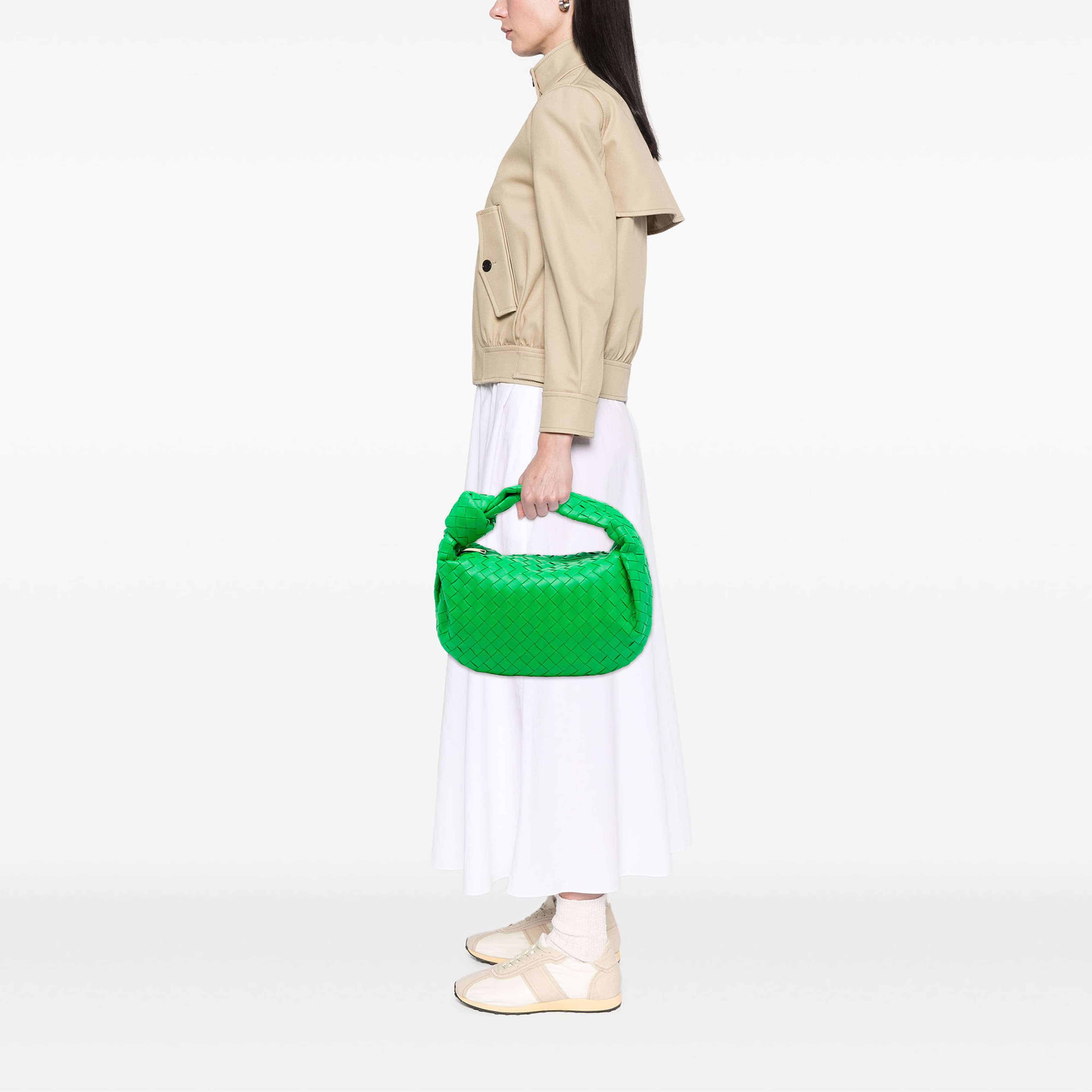 Bottega Veneta Teen Nappa Intrecciato Jodie, från Luxclusif, i färgen grön. Klicka för att öppna bilden i stort format