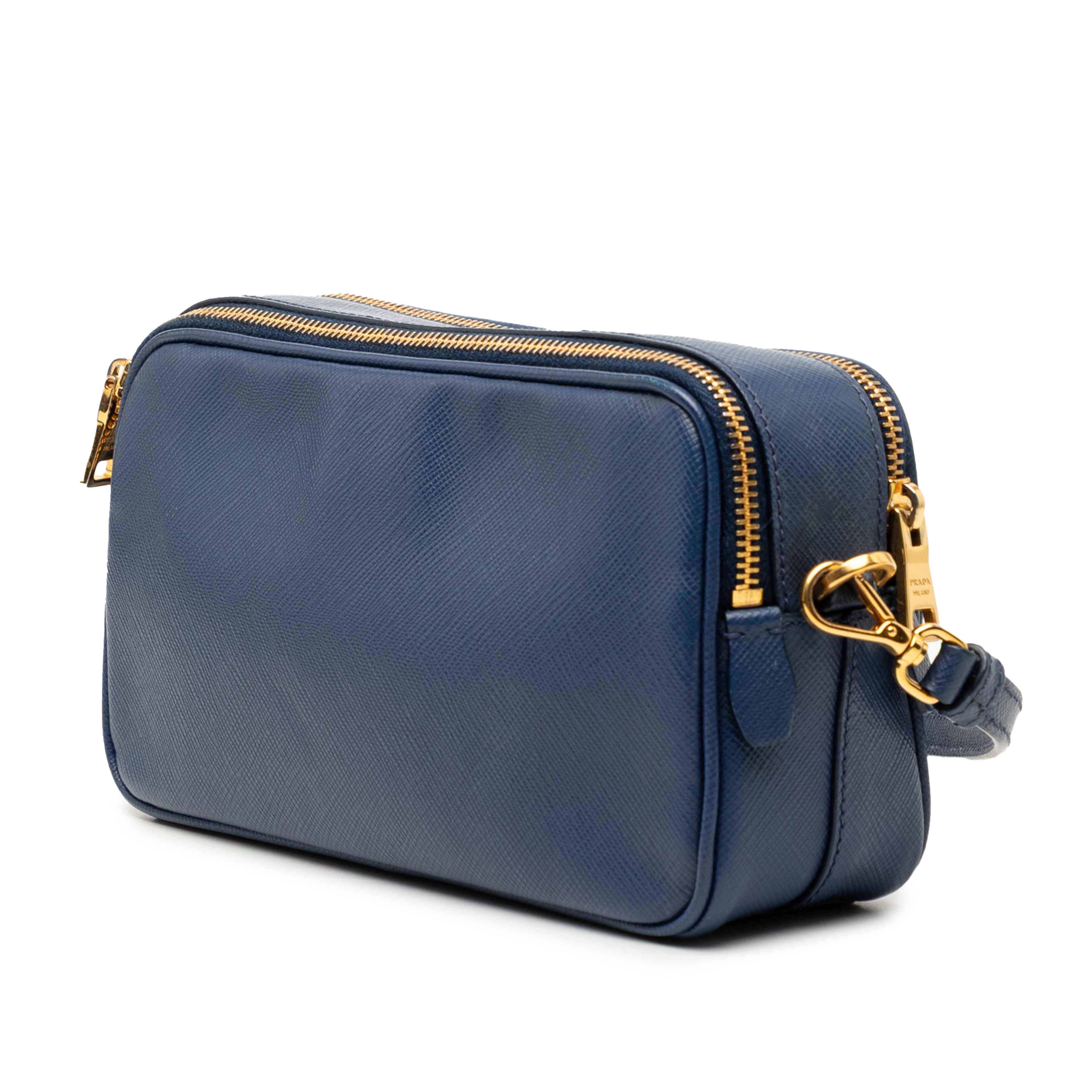 Prada Mini Saffiano Double Zip Crossbody, från Luxclusif, i färgen blå. Klicka för att öppna bilden i stort format