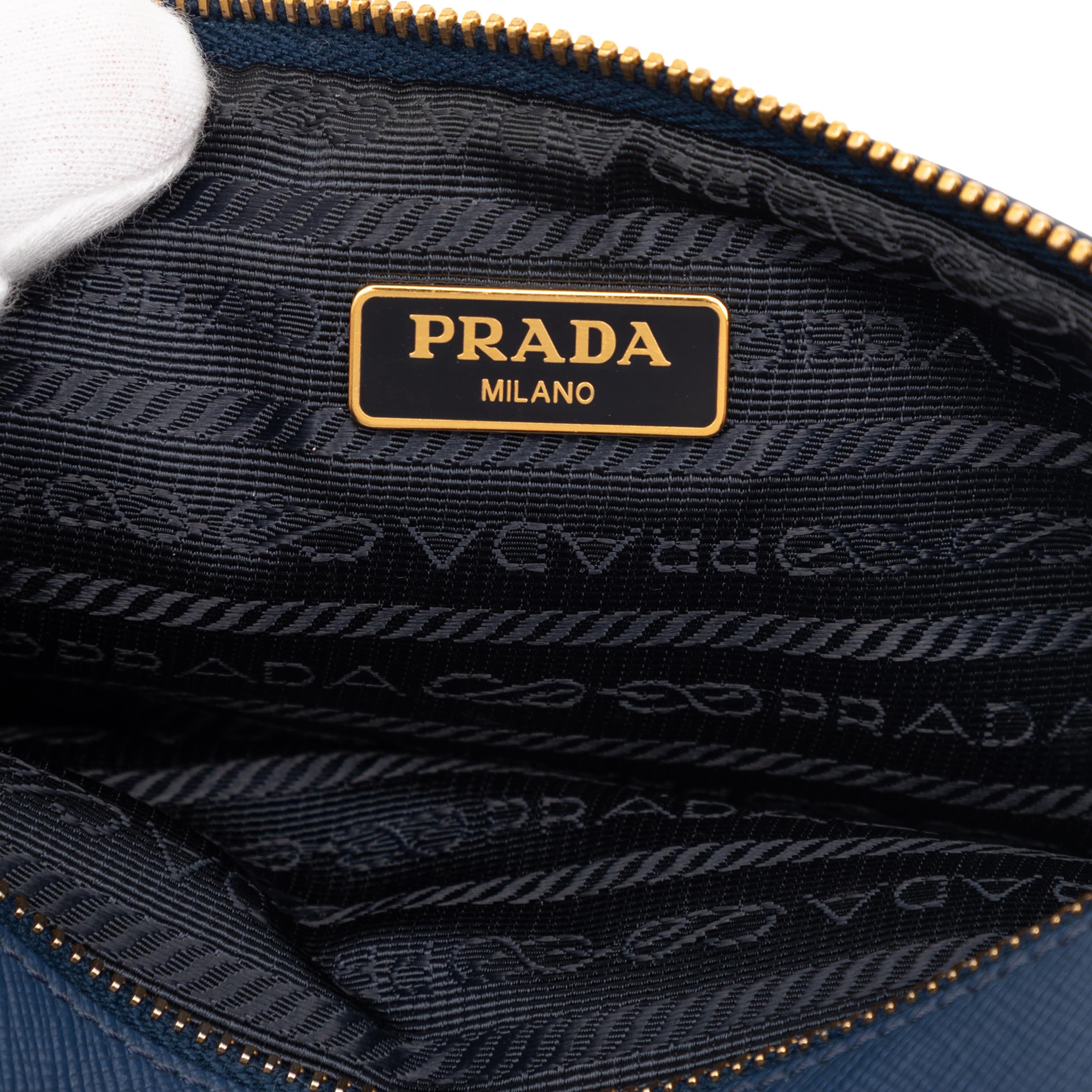 Prada Mini Saffiano Double Zip Crossbody, från Luxclusif, i färgen blå. Klicka för att öppna bilden i stort format