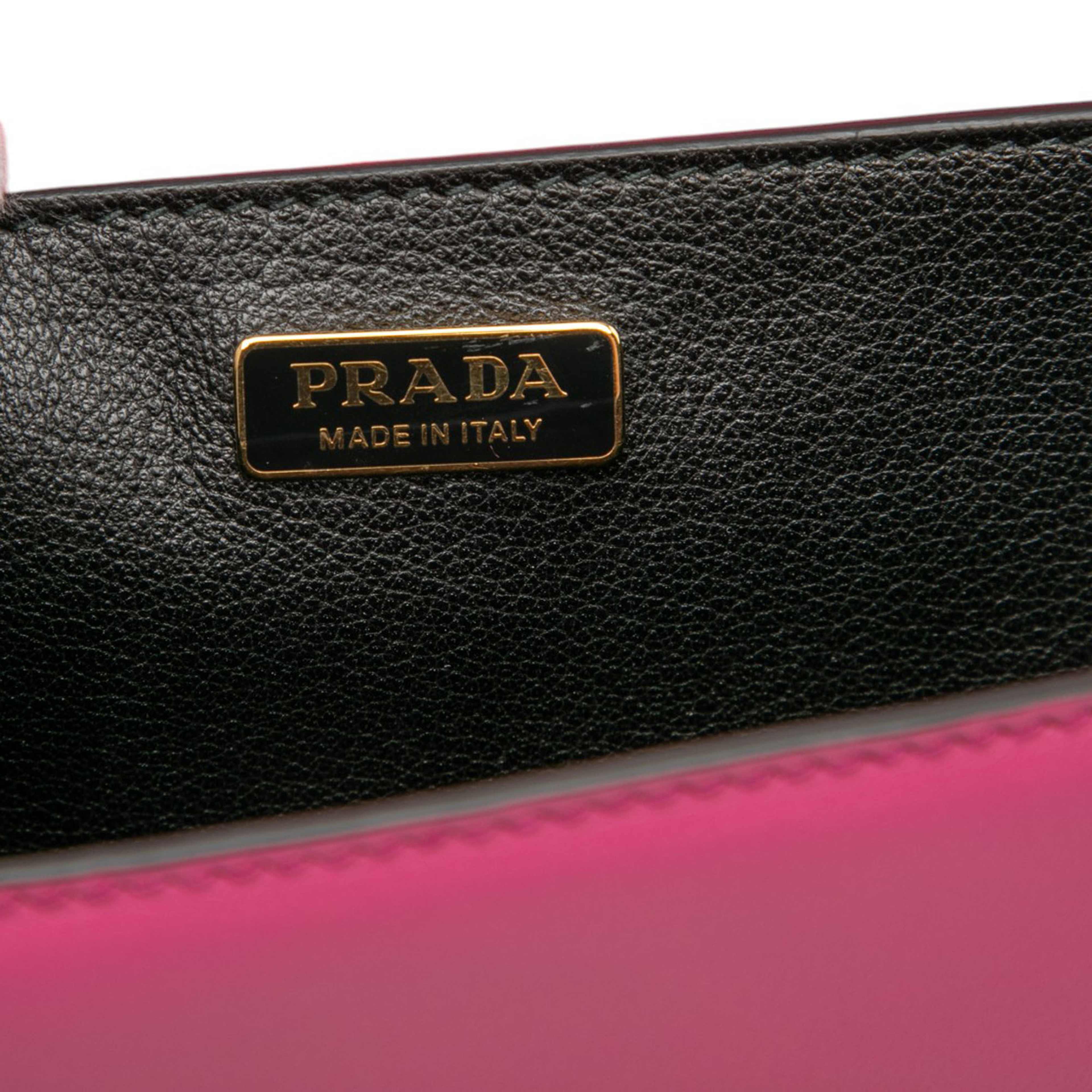 Prada Saffiano Trimmed City Calf Cahier Crossbody, från Luxclusif, i färgen pink. Klicka för att öppna bilden i stort format