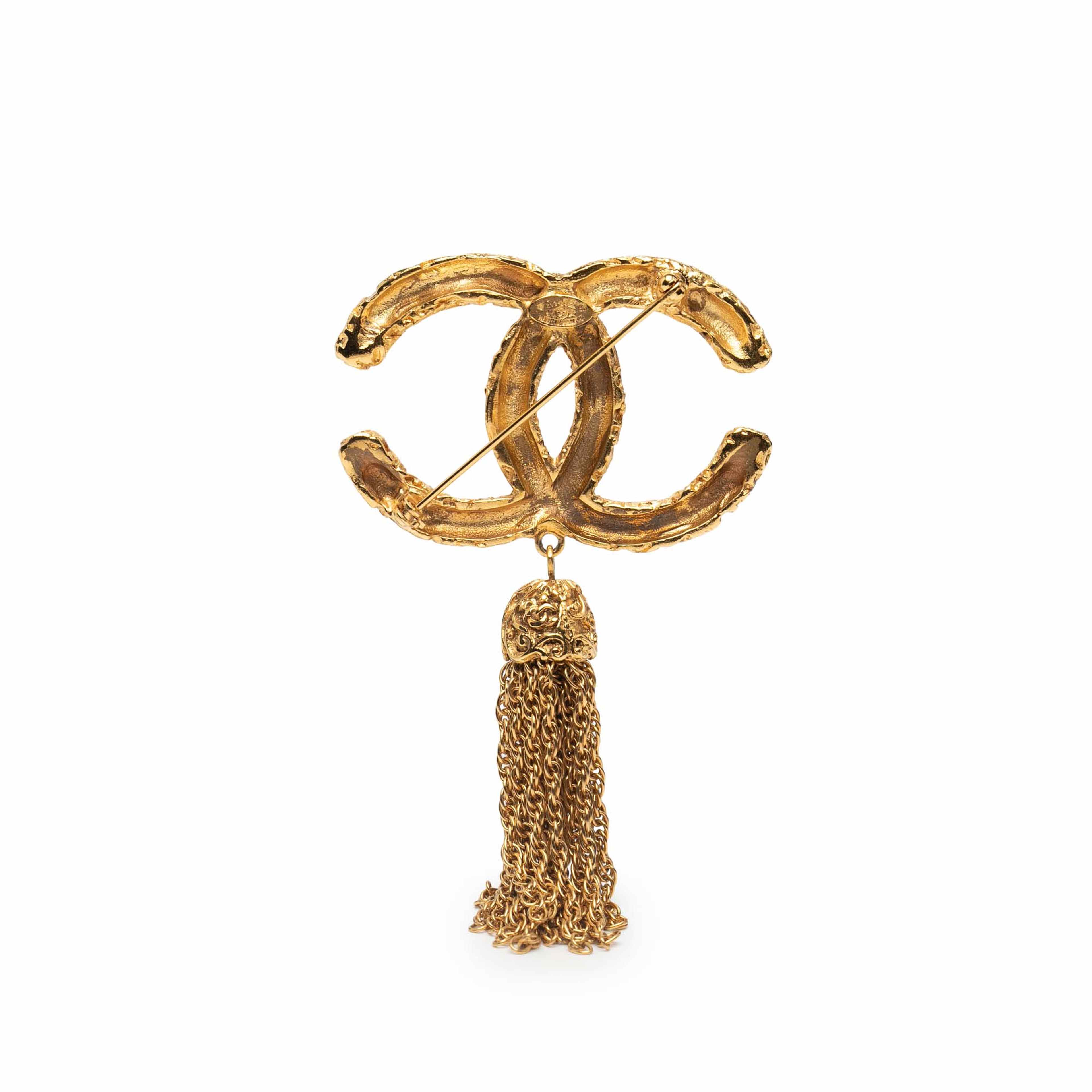 Chanel Gold Plated Cc Logo Tassel Lava Fringe Brooch, från Luxclusif, i färgen gold. Klicka för att öppna bilden i stort format