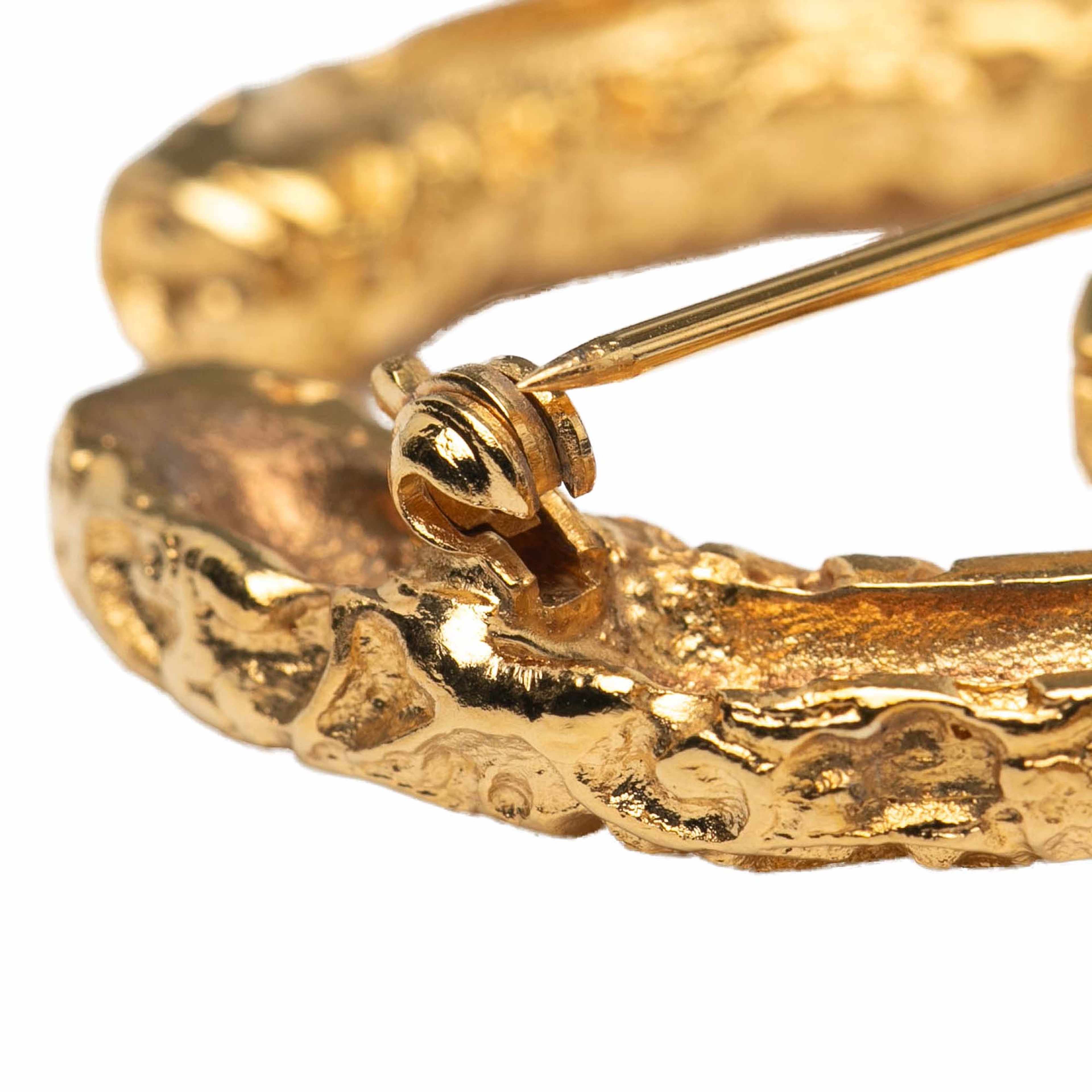 Chanel Gold Plated Cc Logo Tassel Lava Fringe Brooch, från Luxclusif, i färgen gold. Klicka för att öppna bilden i stort format