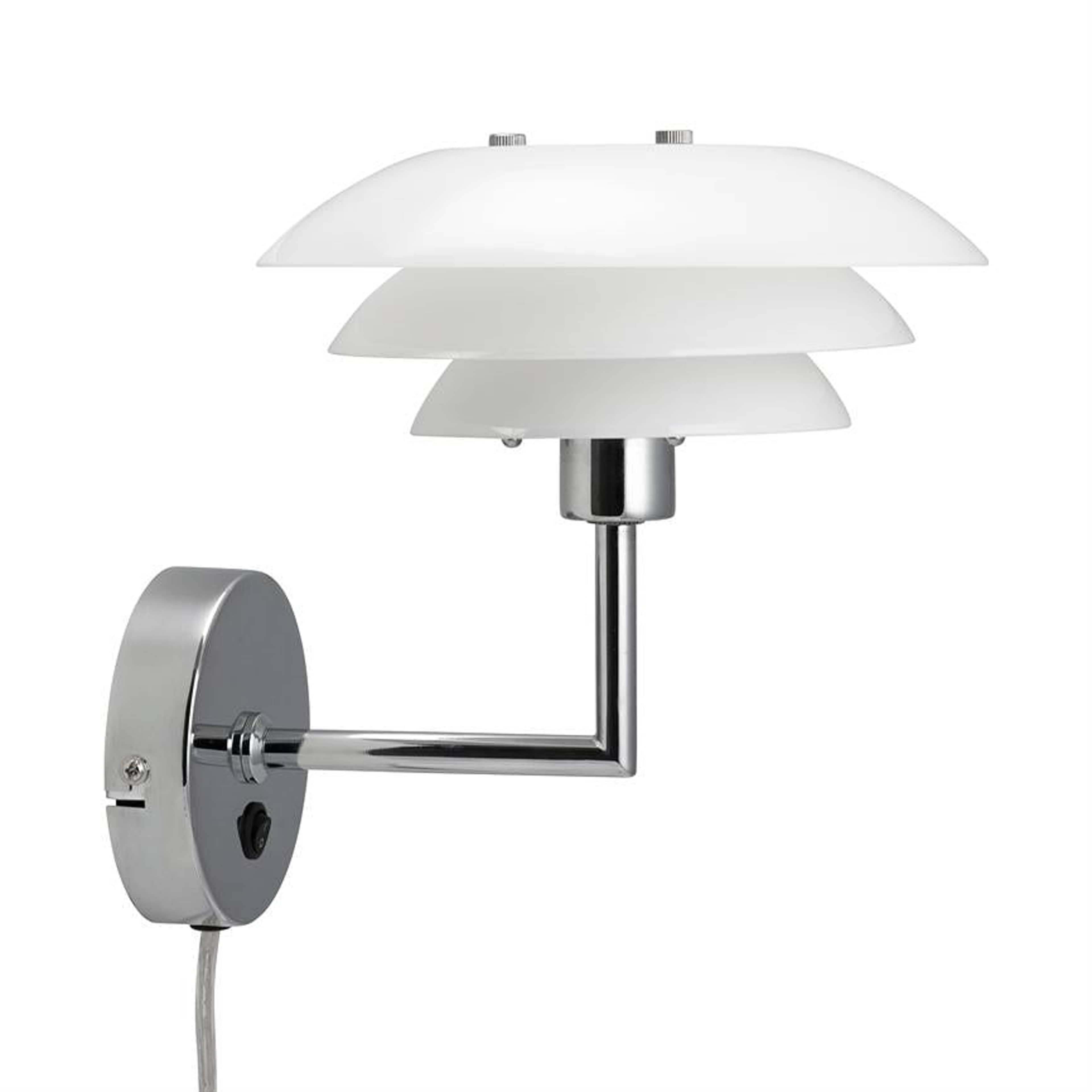 Dl20 Wall Lamp, från Dyberg Larsen, i färgen opal/ chrome. Klicka för att öppna bilden i stort format