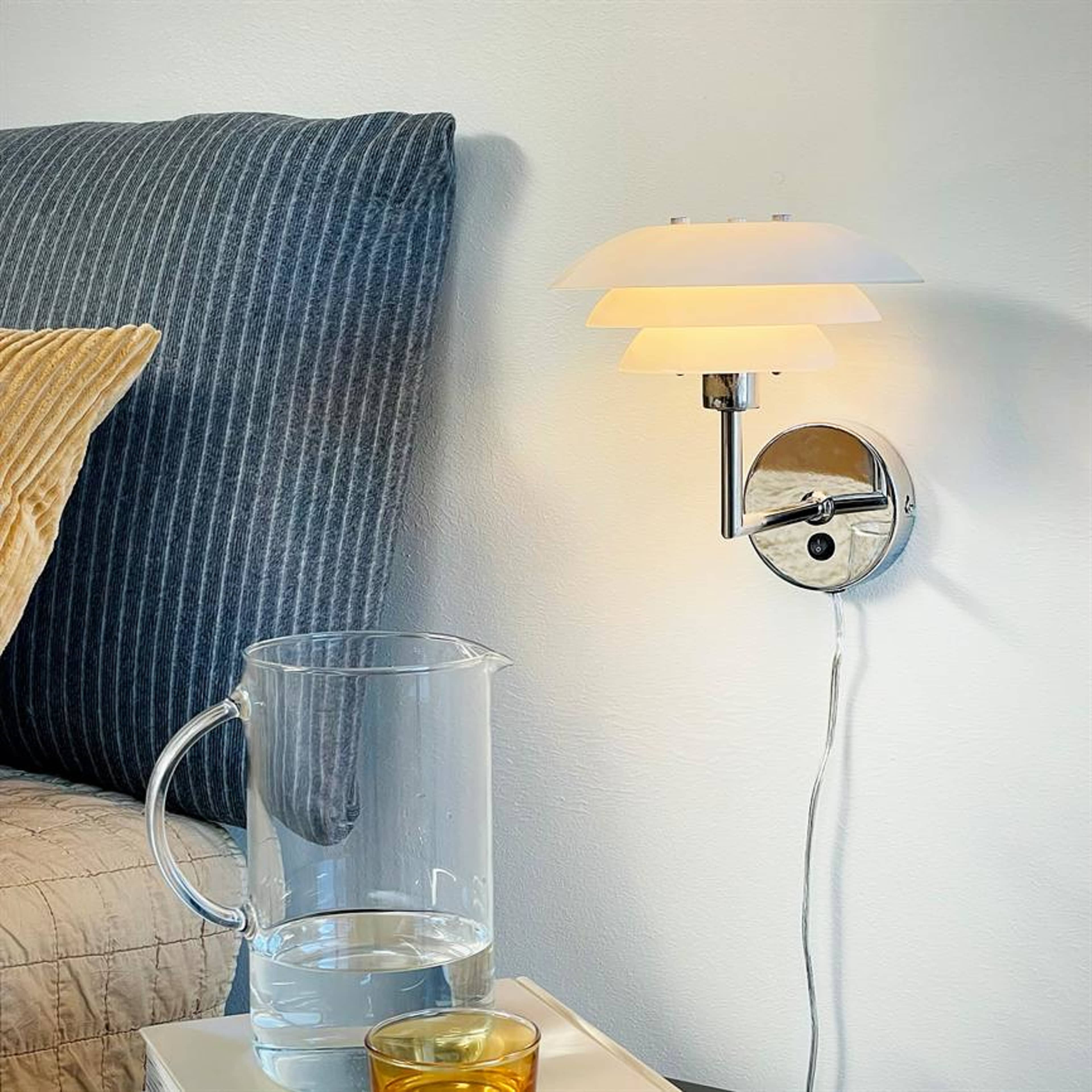 Dl20 Wall Lamp, från Dyberg Larsen, i färgen opal/ chrome. Klicka för att öppna bilden i stort format