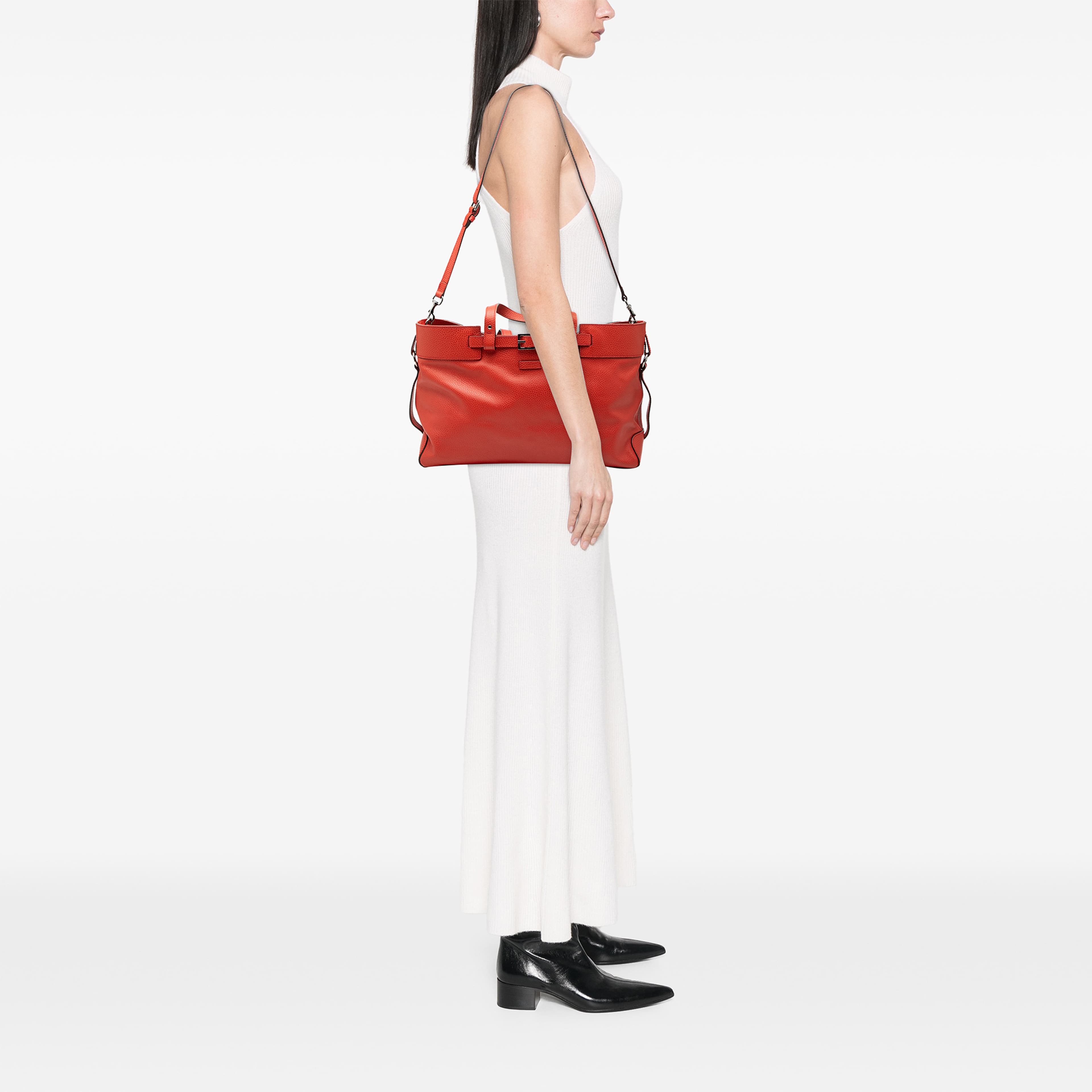 Gucci Calfskin Buckle Satchel, från Luxclusif, i färgen röd. Klicka för att öppna bilden i stort format