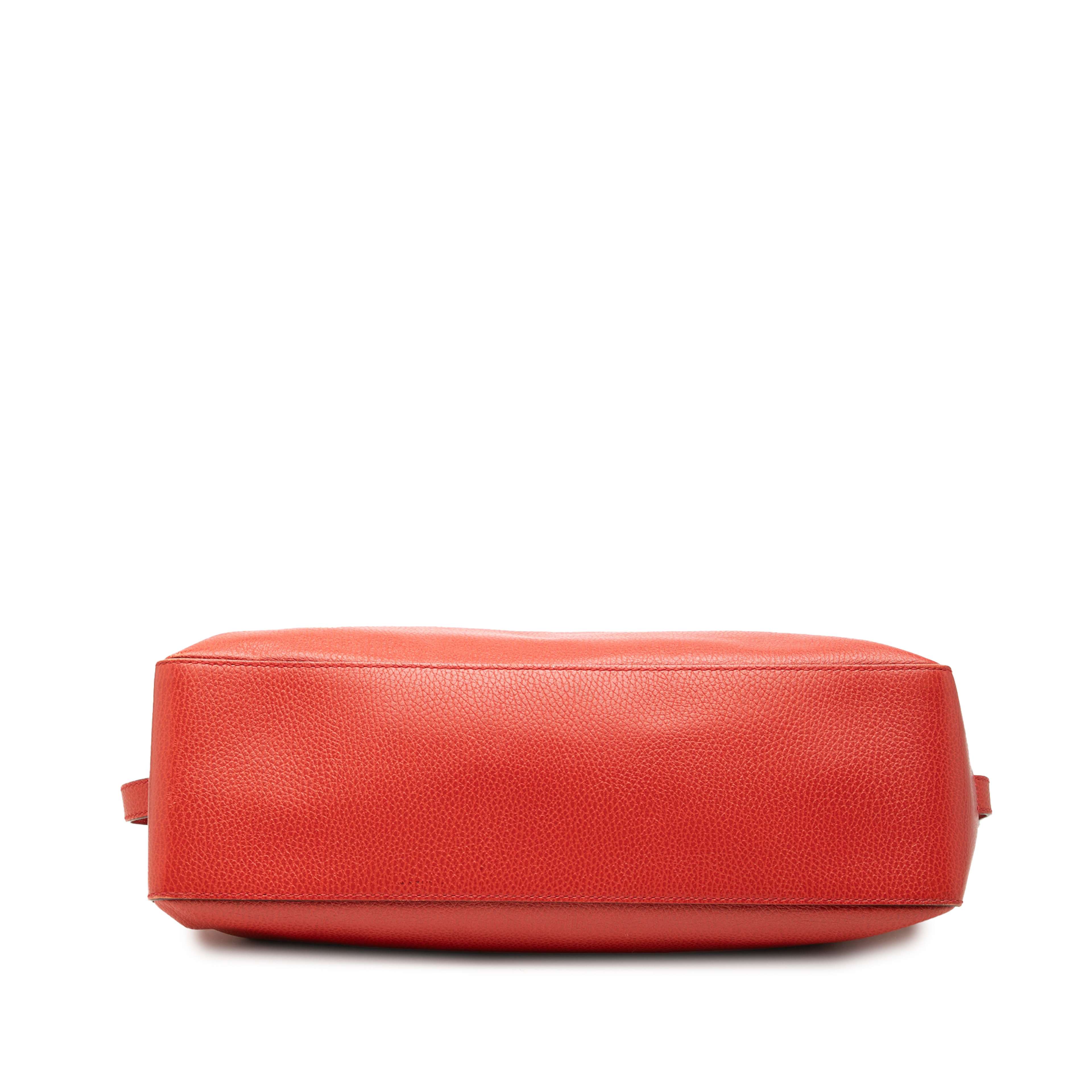 Gucci Calfskin Buckle Satchel, från Luxclusif, i färgen red. Klicka för att öppna bilden i stort format