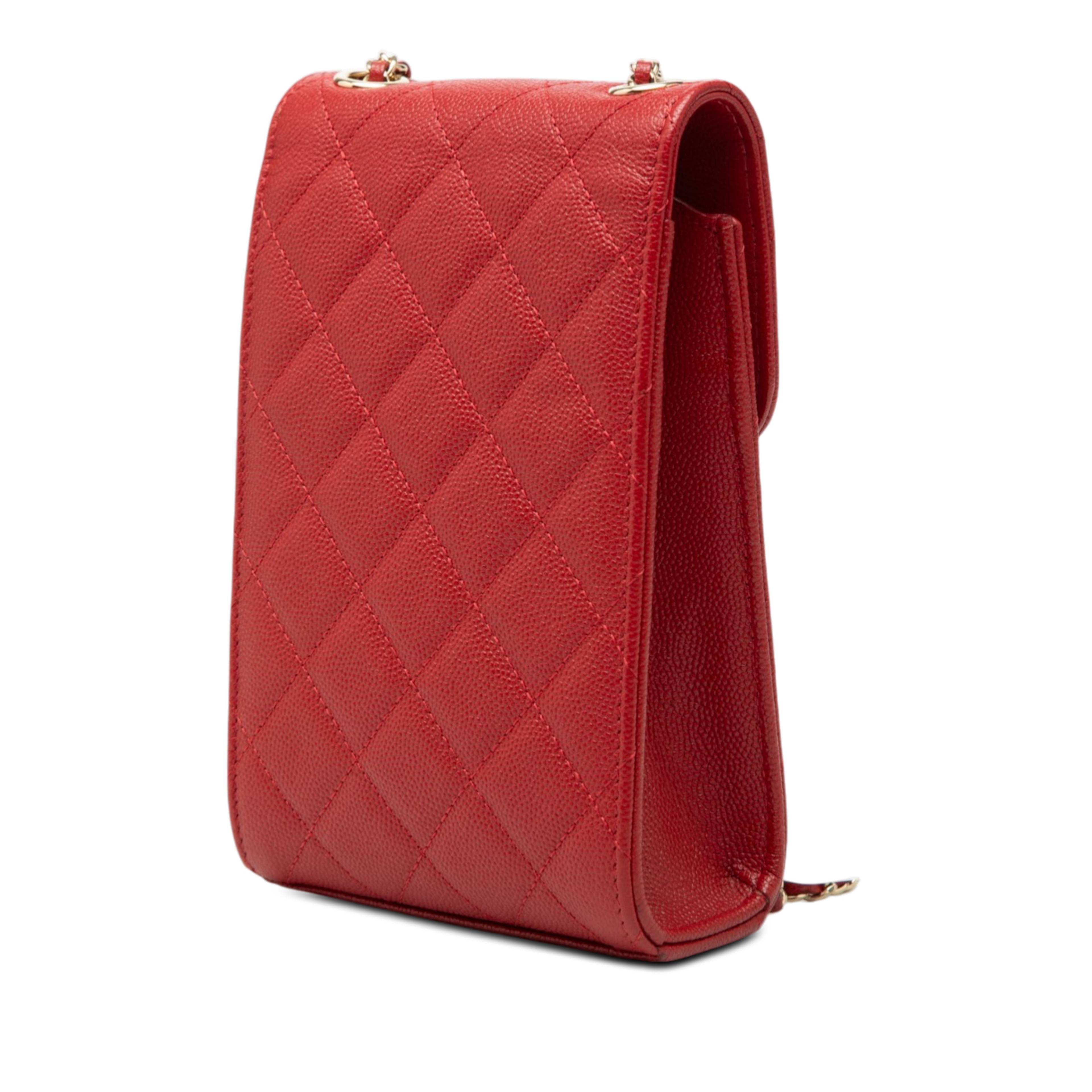 Chanel Quilted Caviar Golden Class Phone Holder, från Luxclusif, i färgen red. Klicka för att öppna bilden i stort format