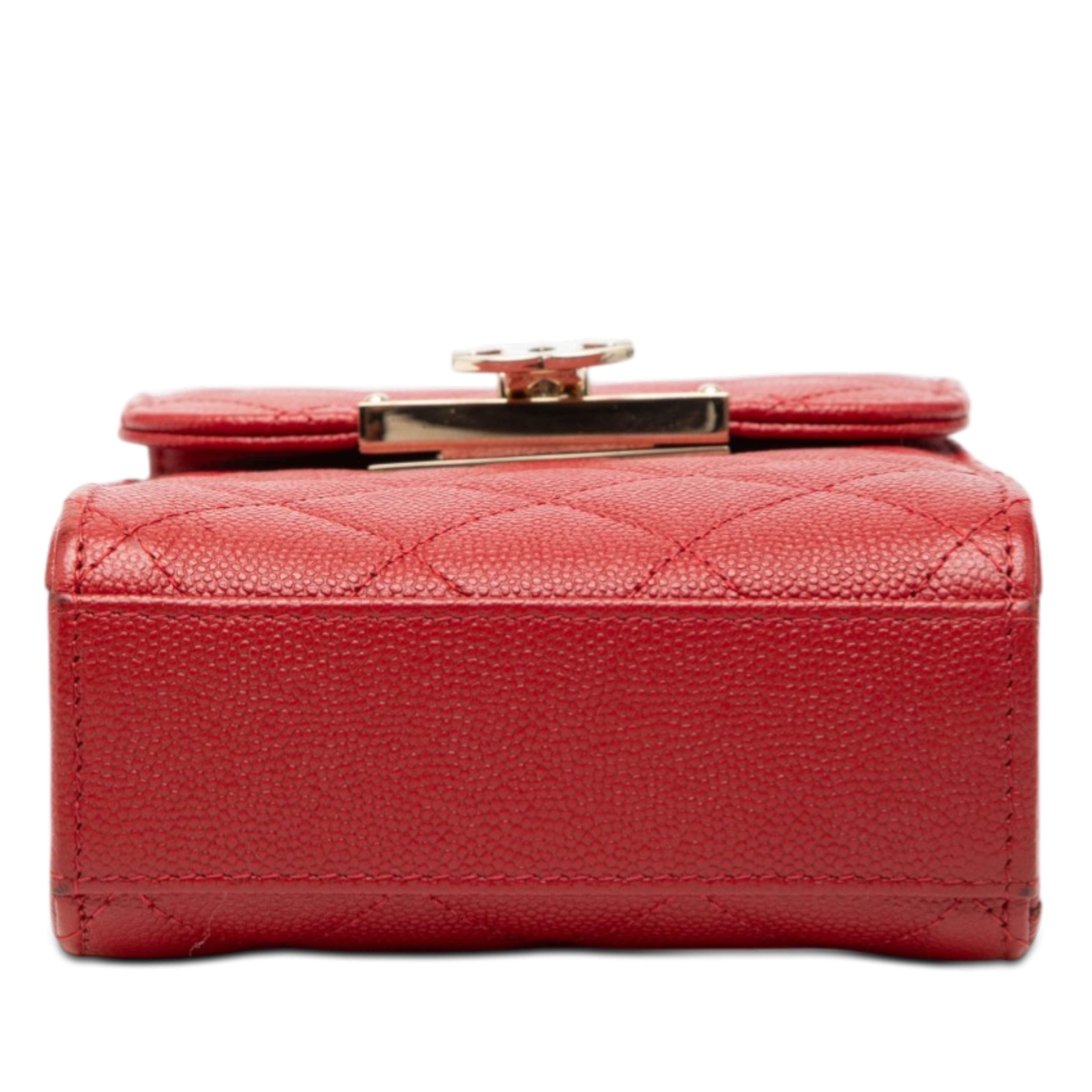 Chanel Quilted Caviar Golden Class Phone Holder, från Luxclusif, i färgen red. Klicka för att öppna bilden i stort format