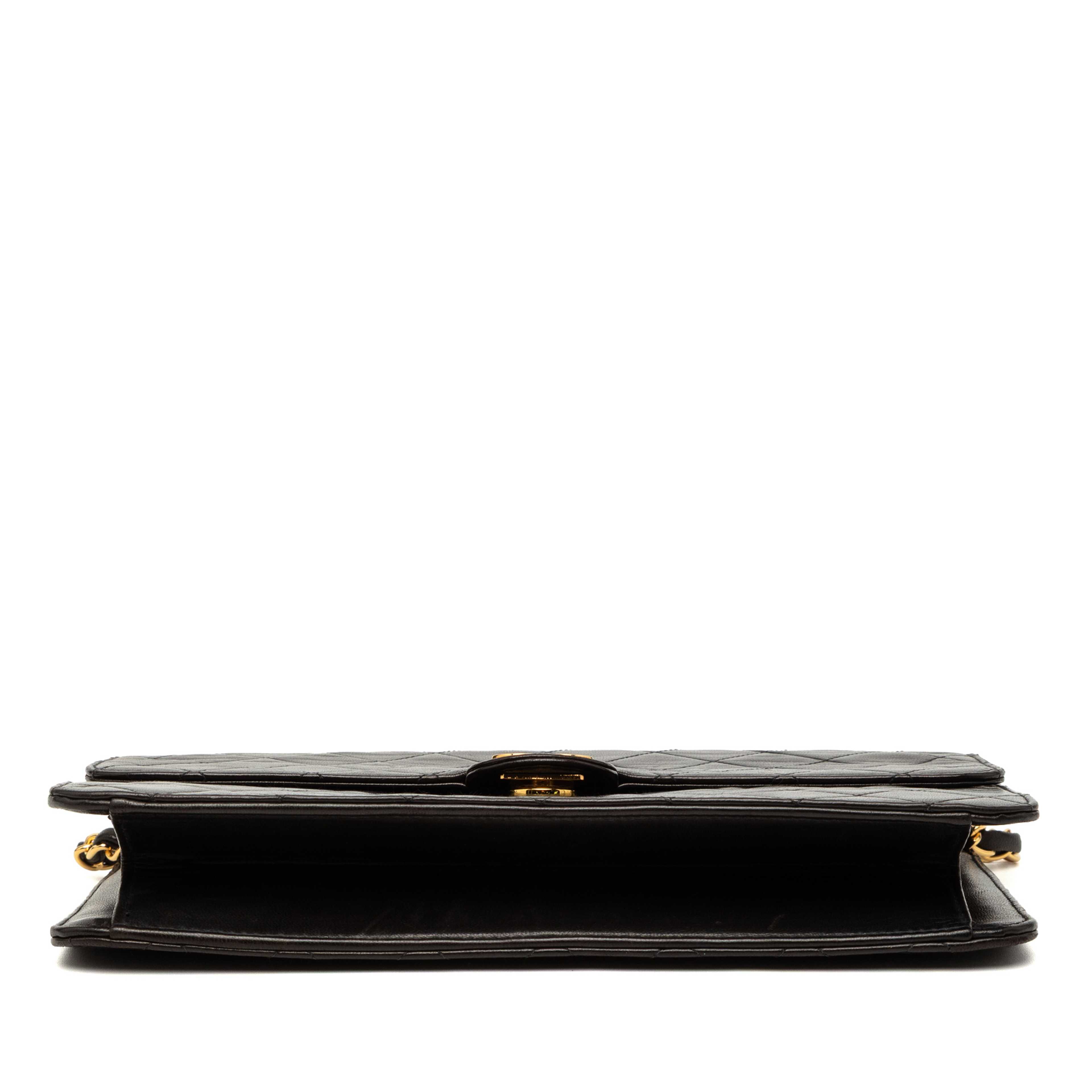 Chanel Medium Cc Quilted Lambskin Single Flap, från Luxclusif, i färgen black. Klicka för att öppna bilden i stort format