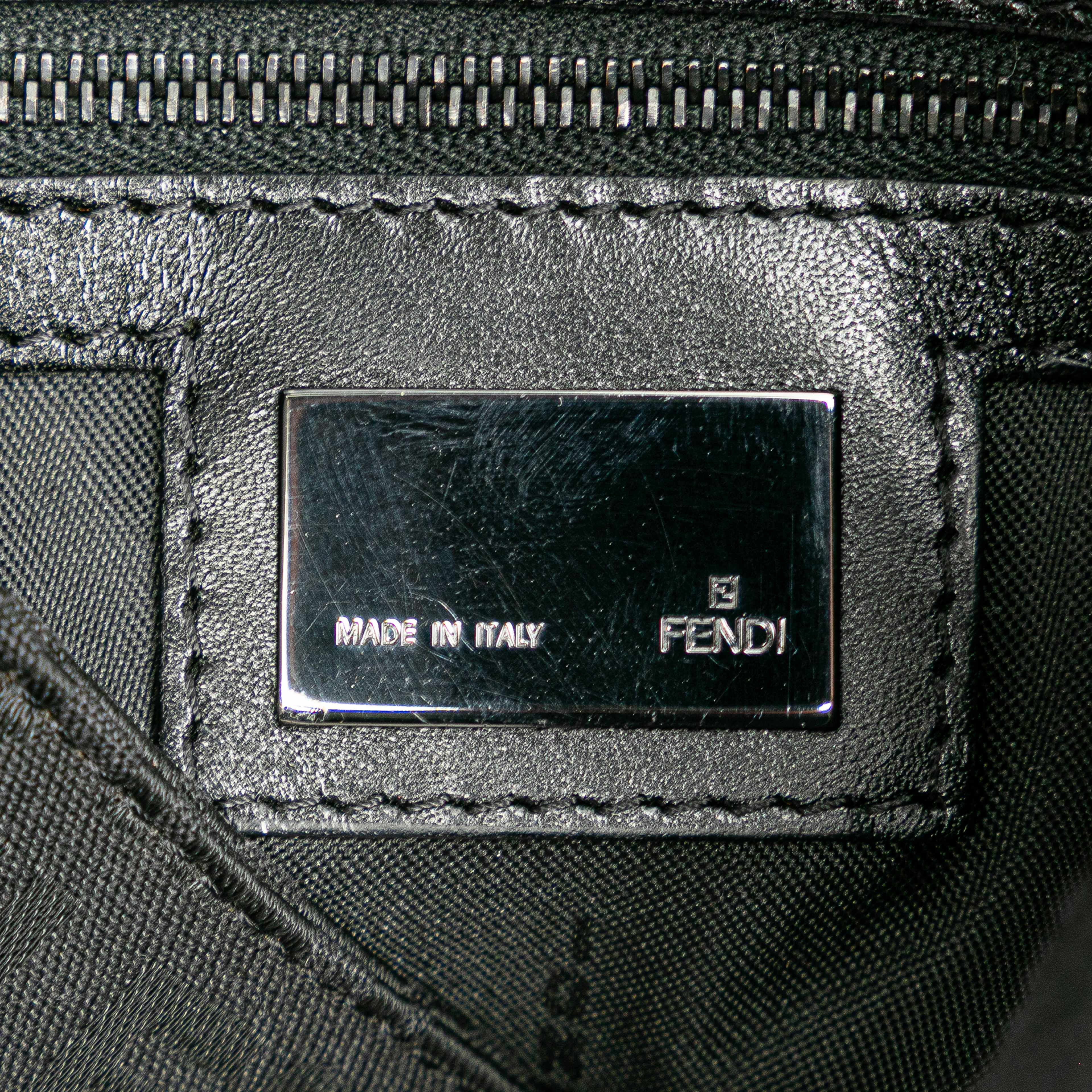 Fendi Zucchino Canvas Crossbody, från Luxclusif, i färgen black. Klicka för att öppna bilden i stort format