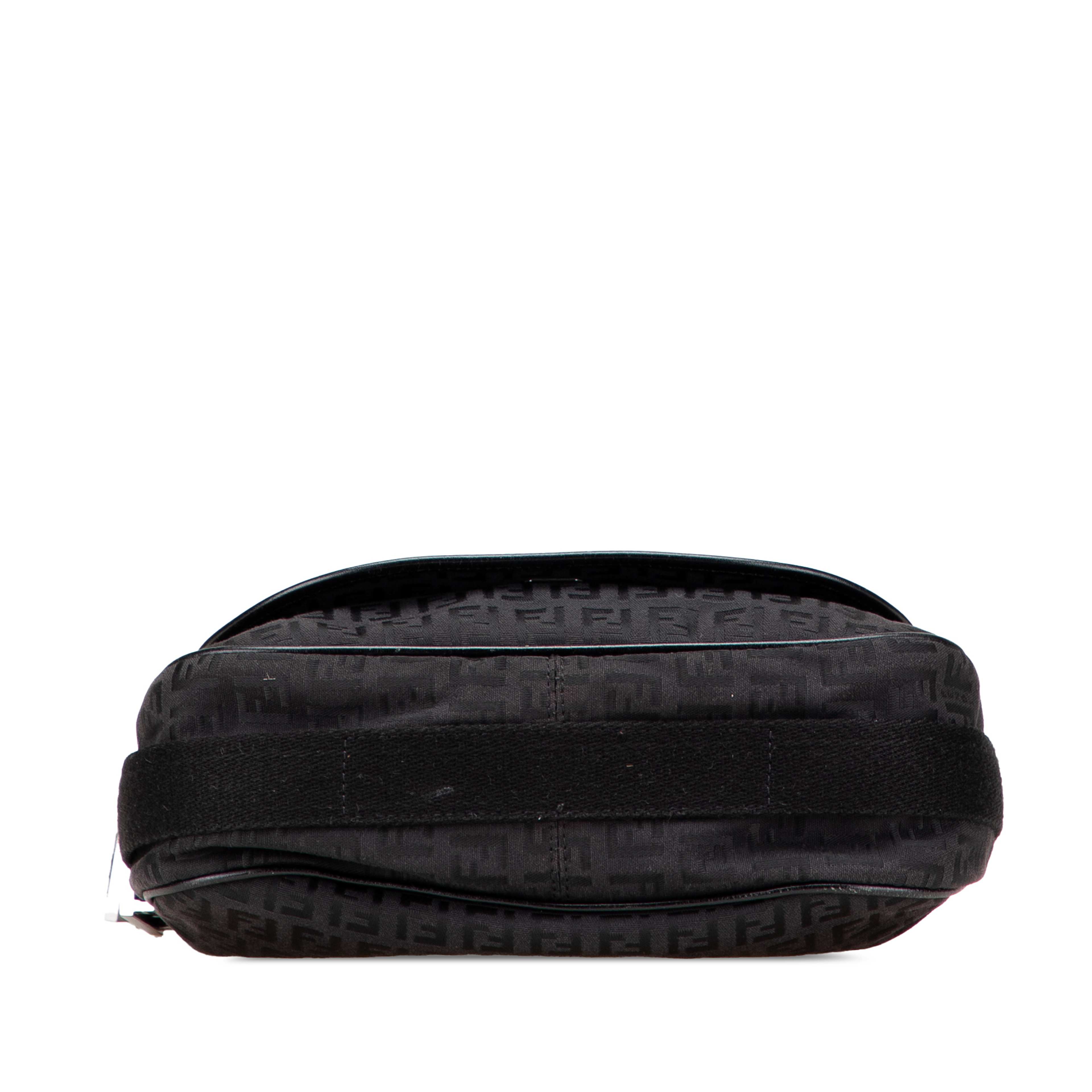 Fendi Zucchino Canvas Crossbody, från Luxclusif, i färgen black. Klicka för att öppna bilden i stort format