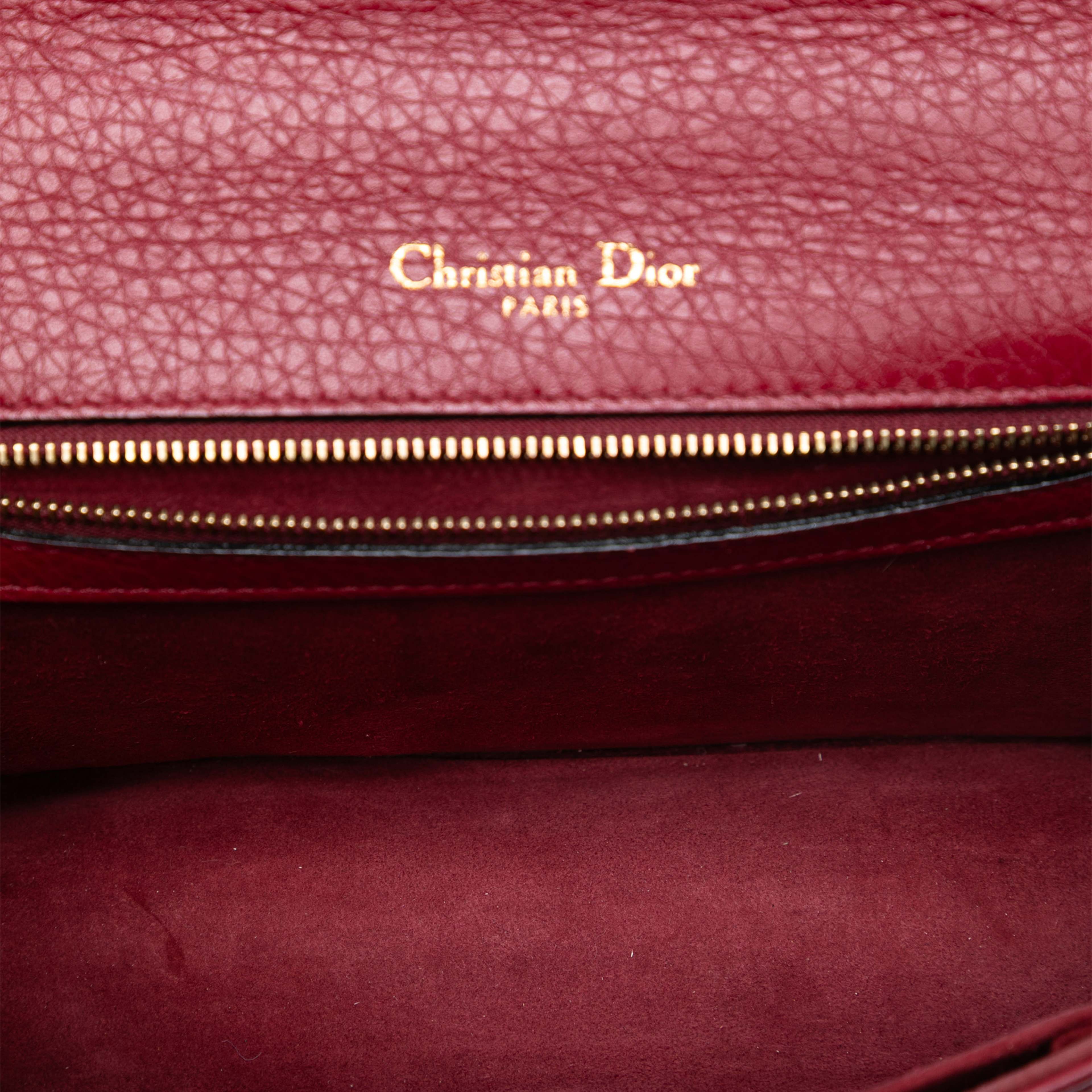 Dior Small Grained Calfskin Diorama Flap, från Luxclusif, i färgen dark red. Klicka för att öppna bilden i stort format