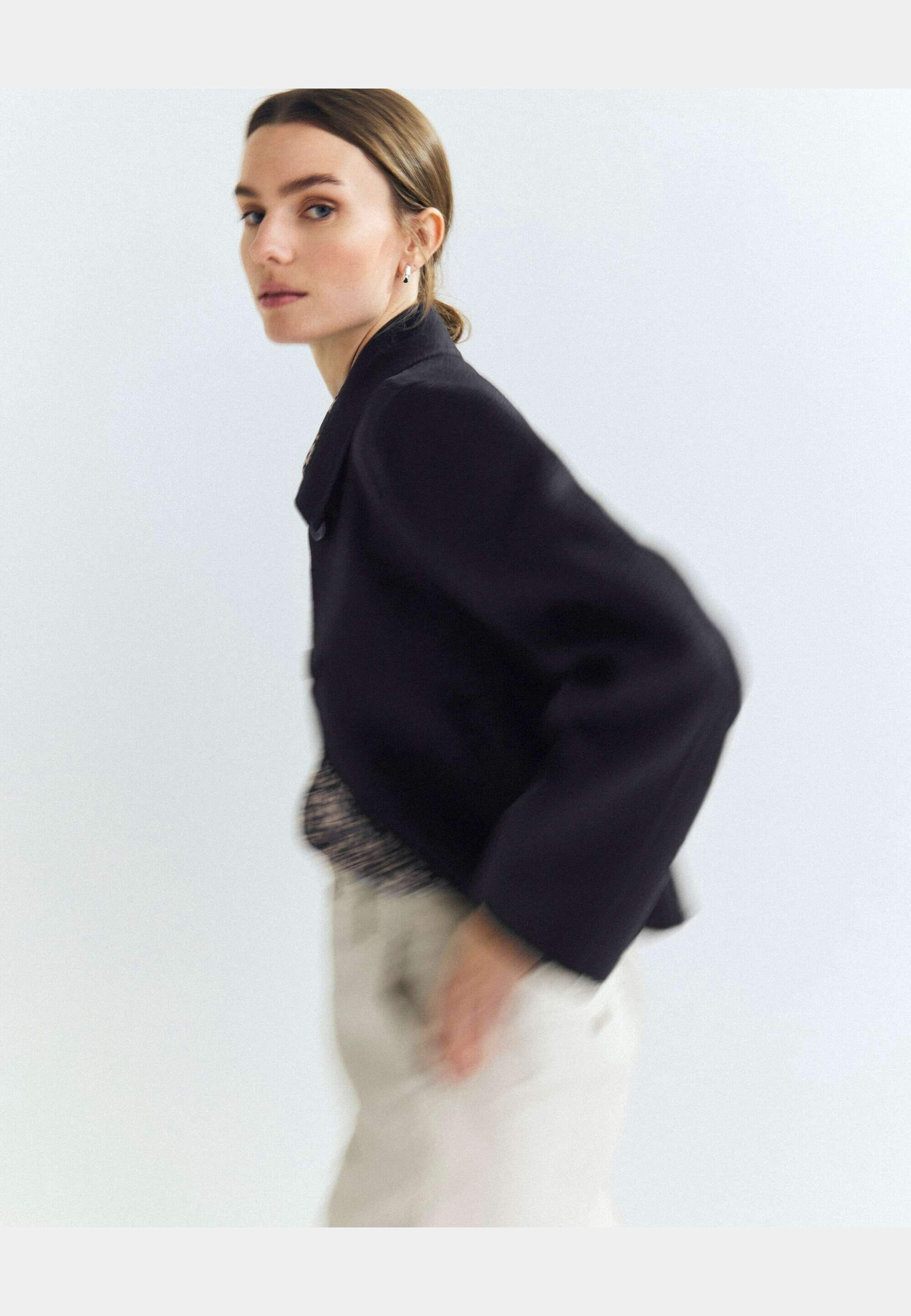 Siri Jacket, från Newhouse, i färgen marinblå. Klicka för att öppna bilden i stort format