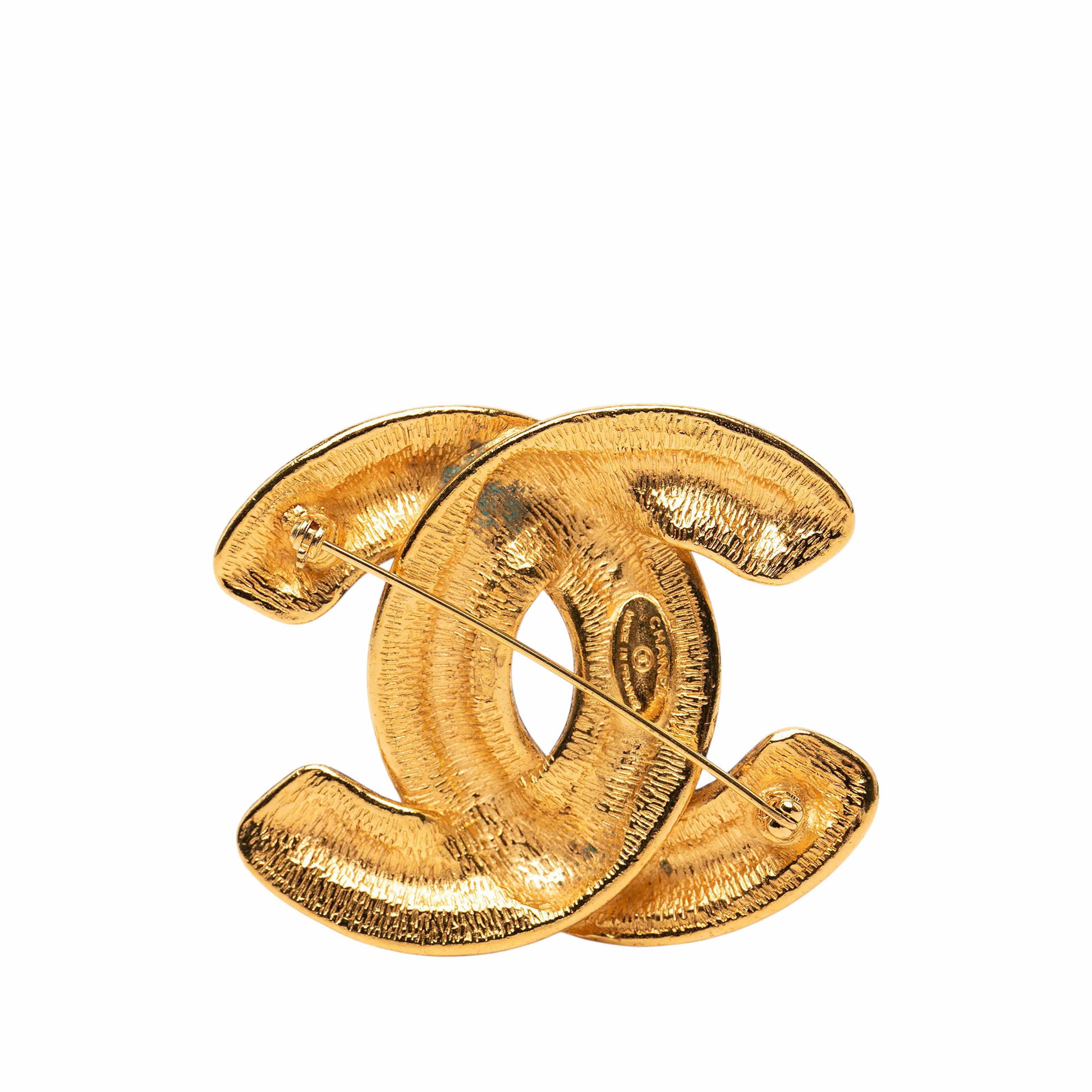 Chanel Cc Gold Plated Quilted Brooch, från Luxclusif, i färgen gold. Klicka för att öppna bilden i stort format