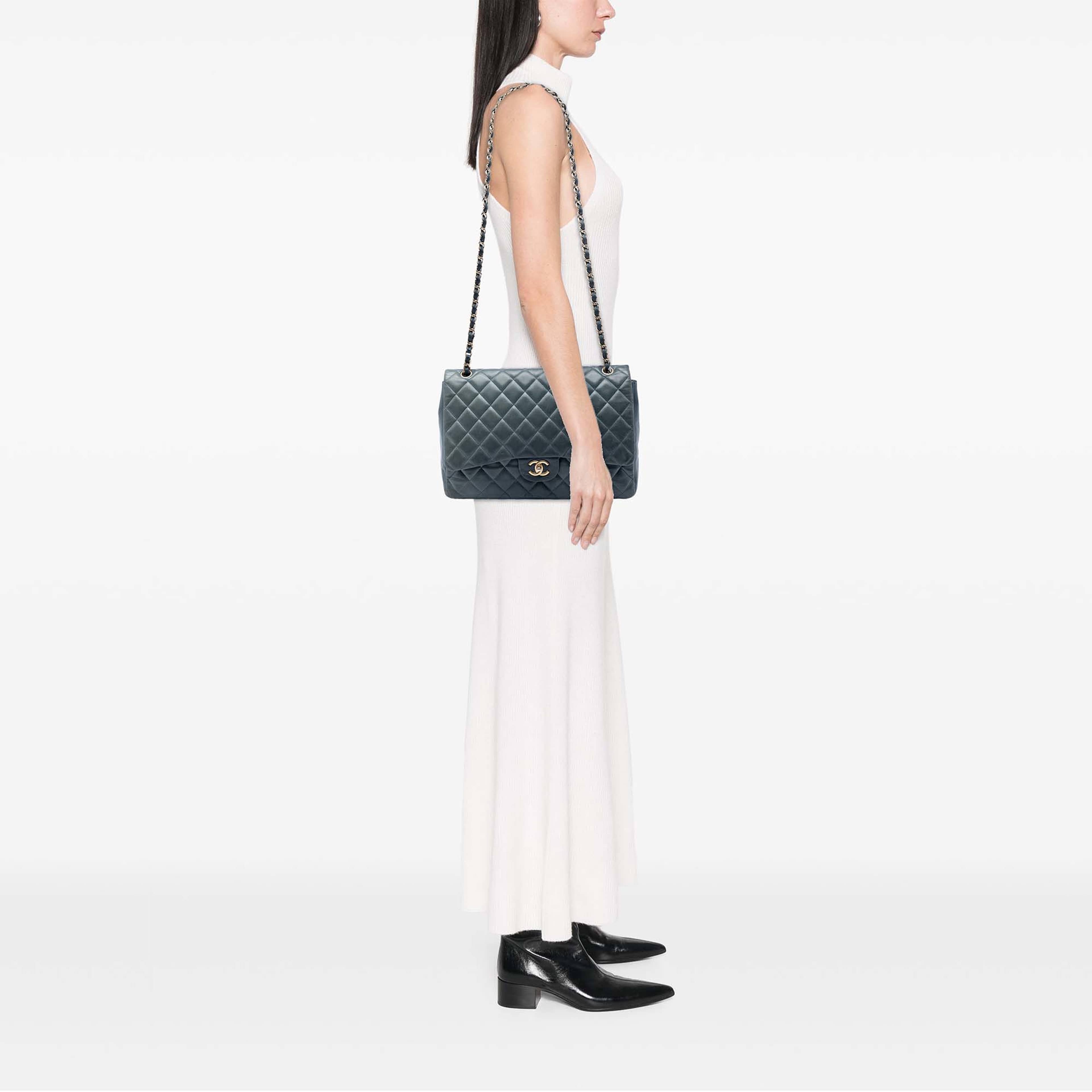 Chanel Maxi Classic Lambskin Single Flap, från Luxclusif, i färgen blå. Klicka för att öppna bilden i stort format