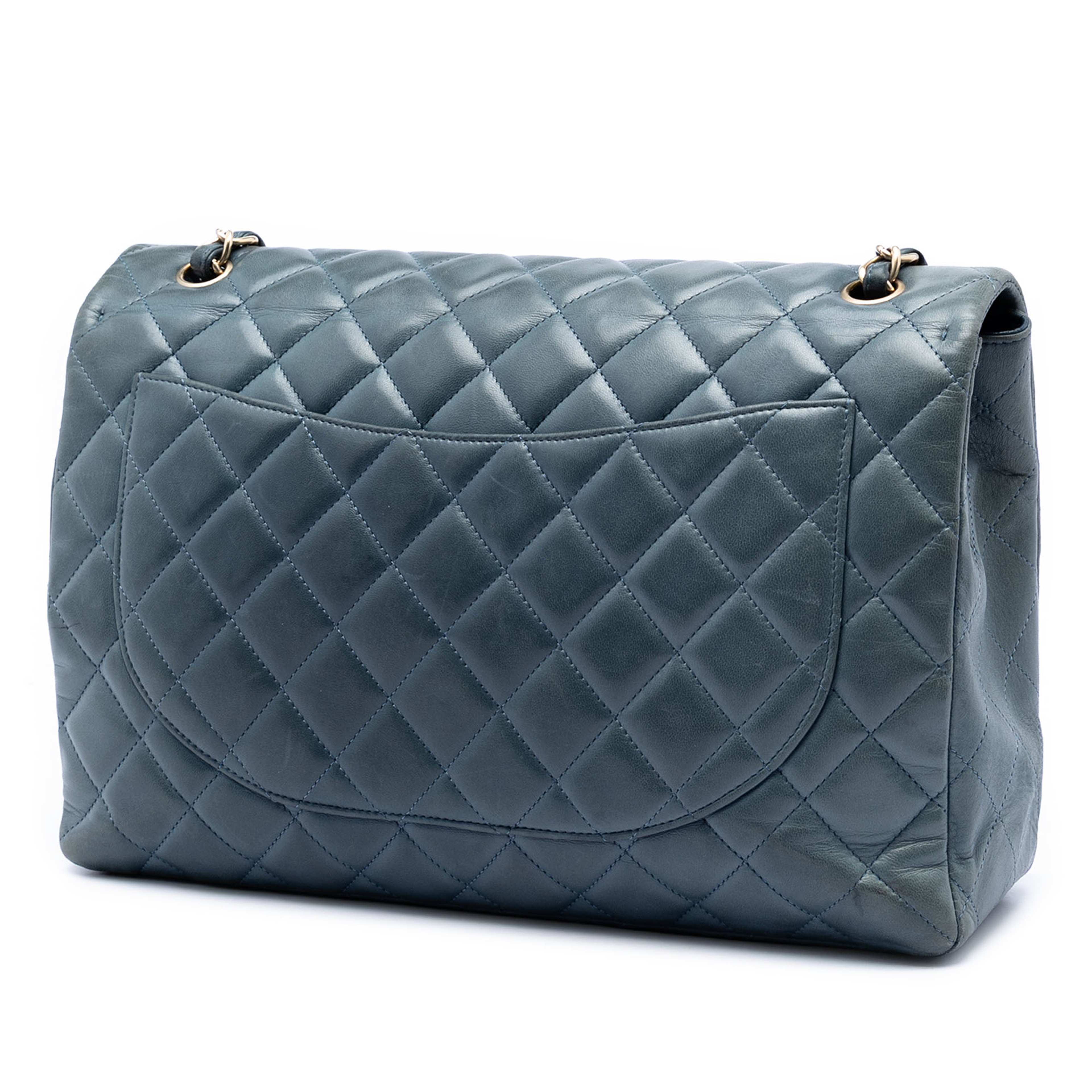Chanel Maxi Classic Lambskin Single Flap, från Luxclusif, i färgen blå. Klicka för att öppna bilden i stort format