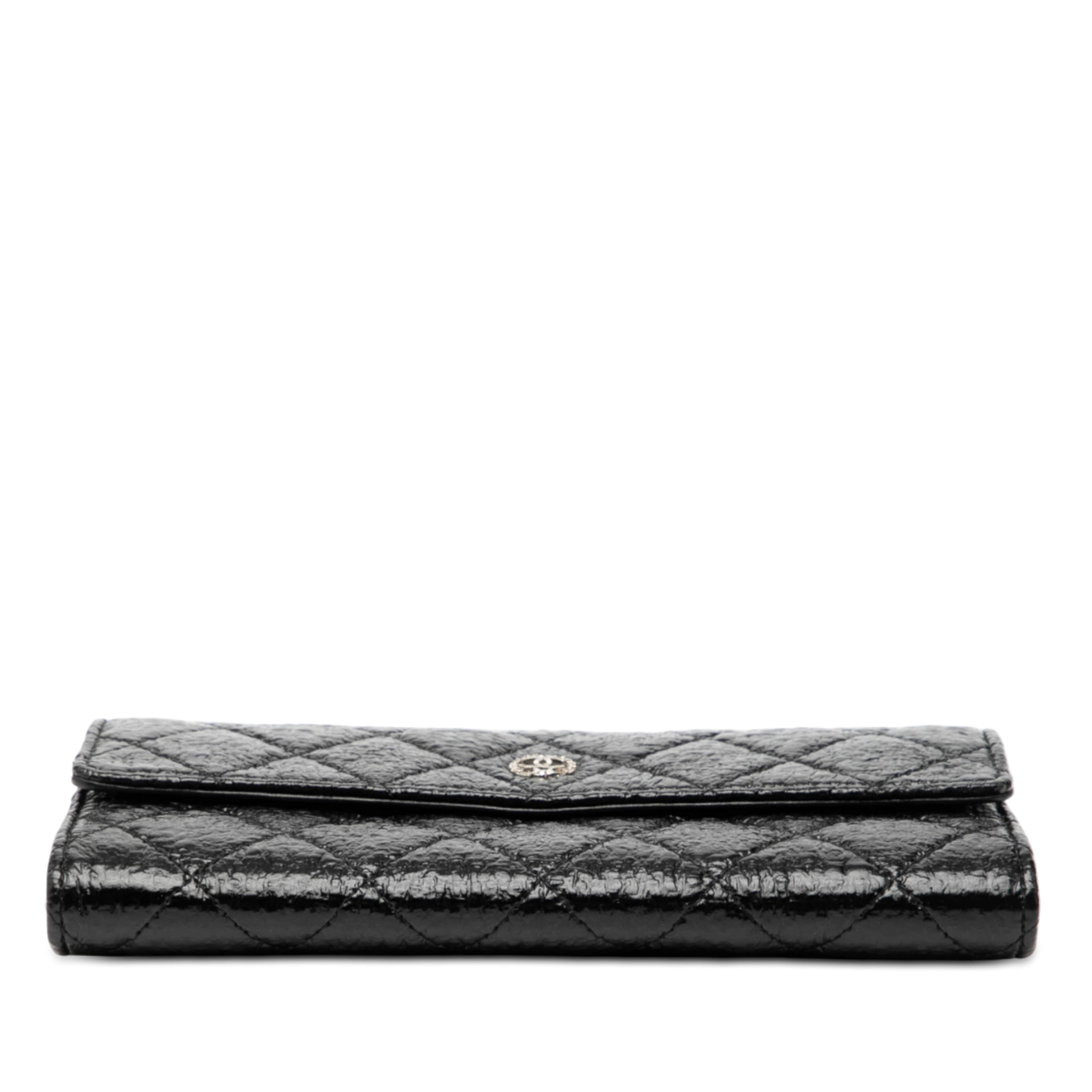 Chanel Distressed Quilted Patent Brilliant Flap Long Wallet, från Luxclusif, i färgen black. Klicka för att öppna bilden i stort format