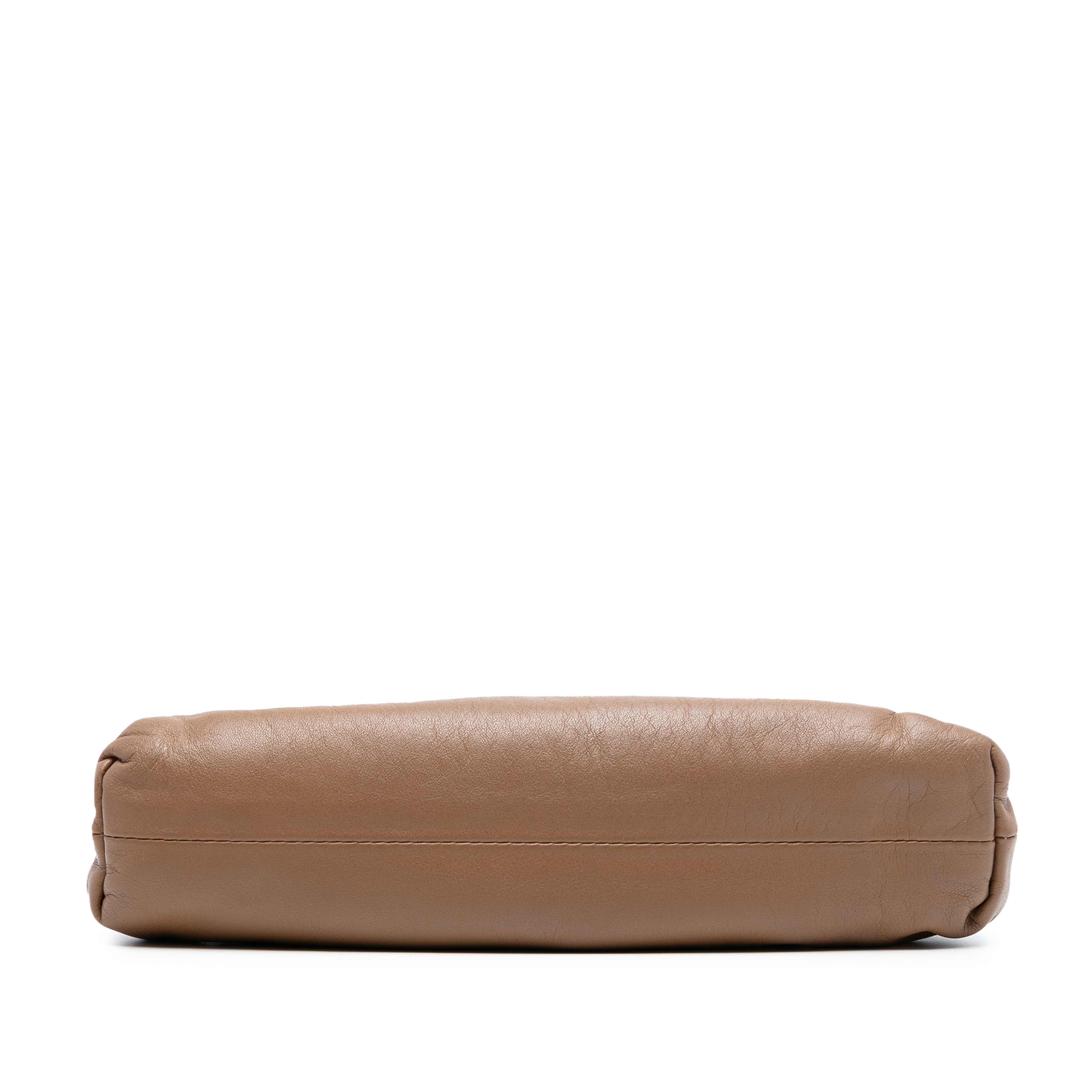 Bottega Veneta Lambskin The Mini Pouch Crossbody, från Luxclusif, i färgen brown. Klicka för att öppna bilden i stort format