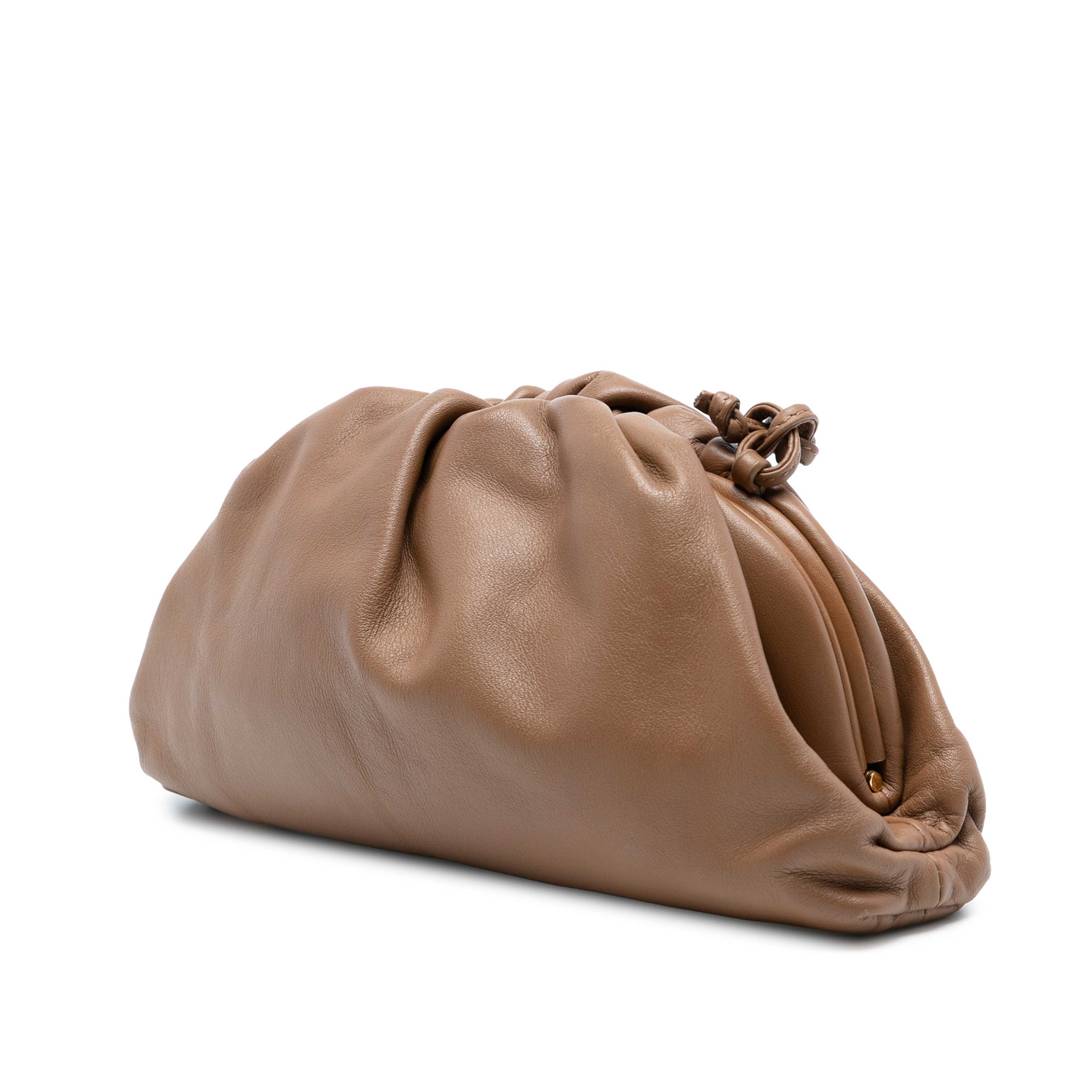 Bottega Veneta Lambskin The Mini Pouch Crossbody, från Luxclusif, i färgen brown. Klicka för att öppna bilden i stort format