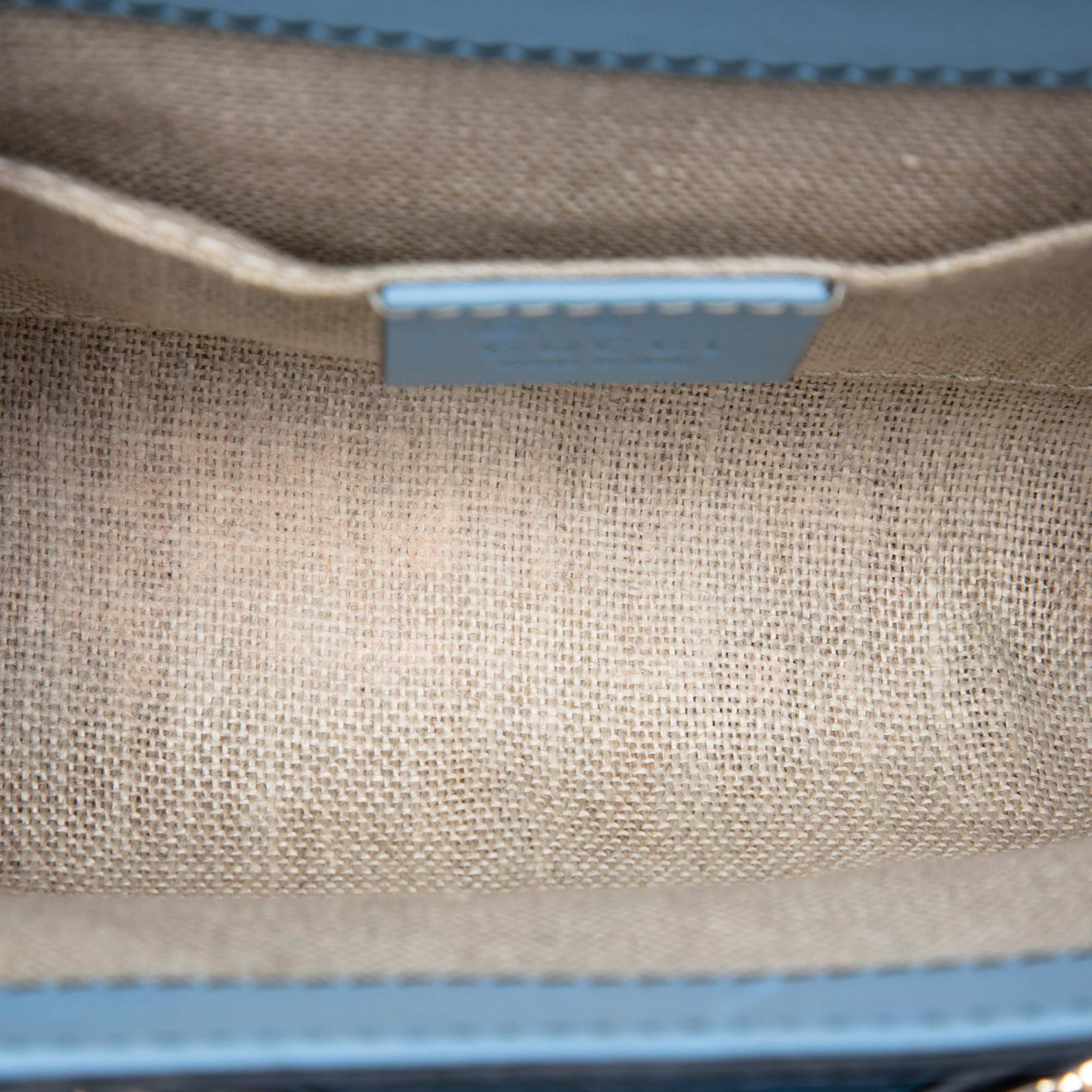 Gucci Mini Microguccissima Emily Crossbody, från Luxclusif, i färgen blå. Klicka för att öppna bilden i stort format