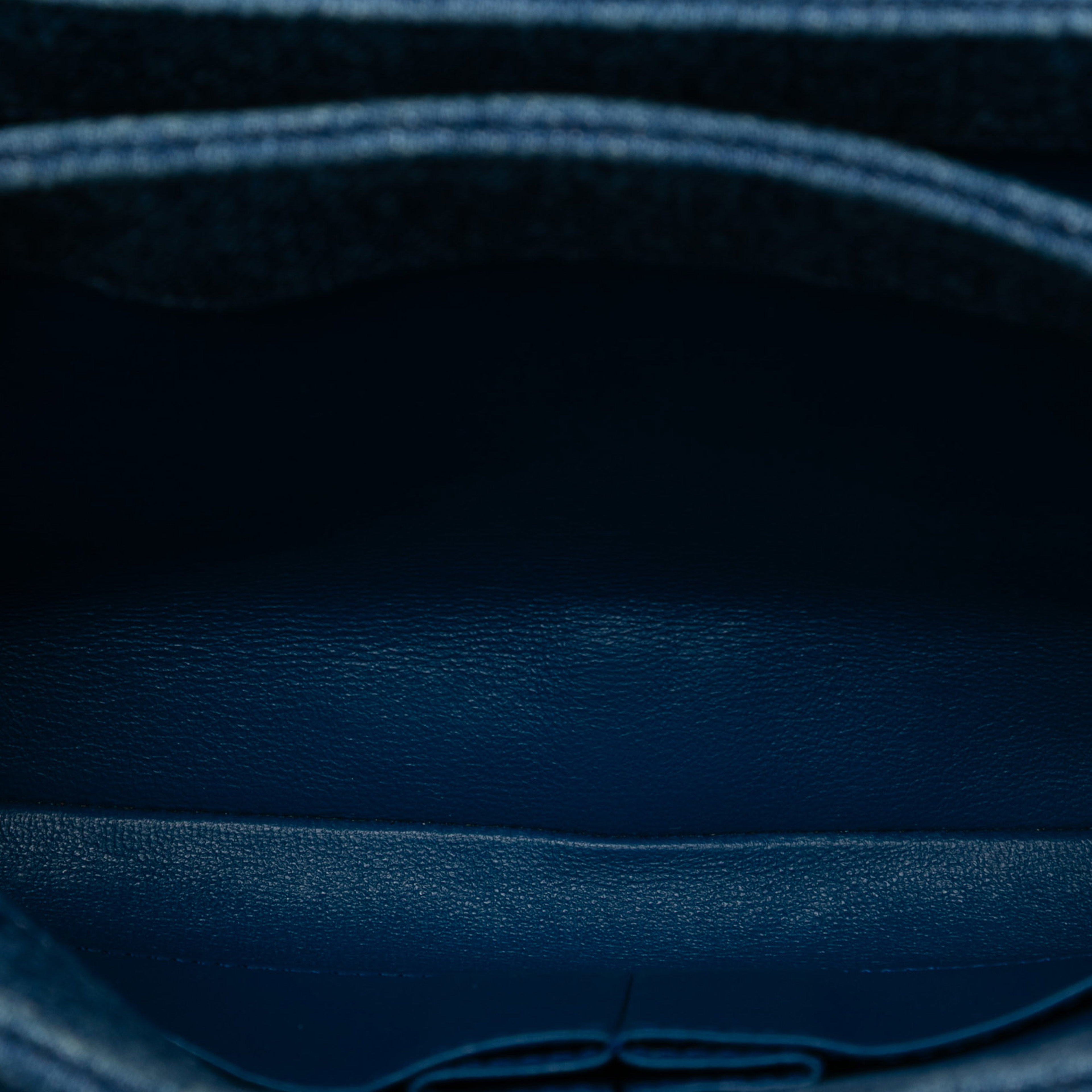 Chanel Medium Denim Trendy Cc Top Handle Bag, från Luxclusif, i färgen denim. Klicka för att öppna bilden i stort format