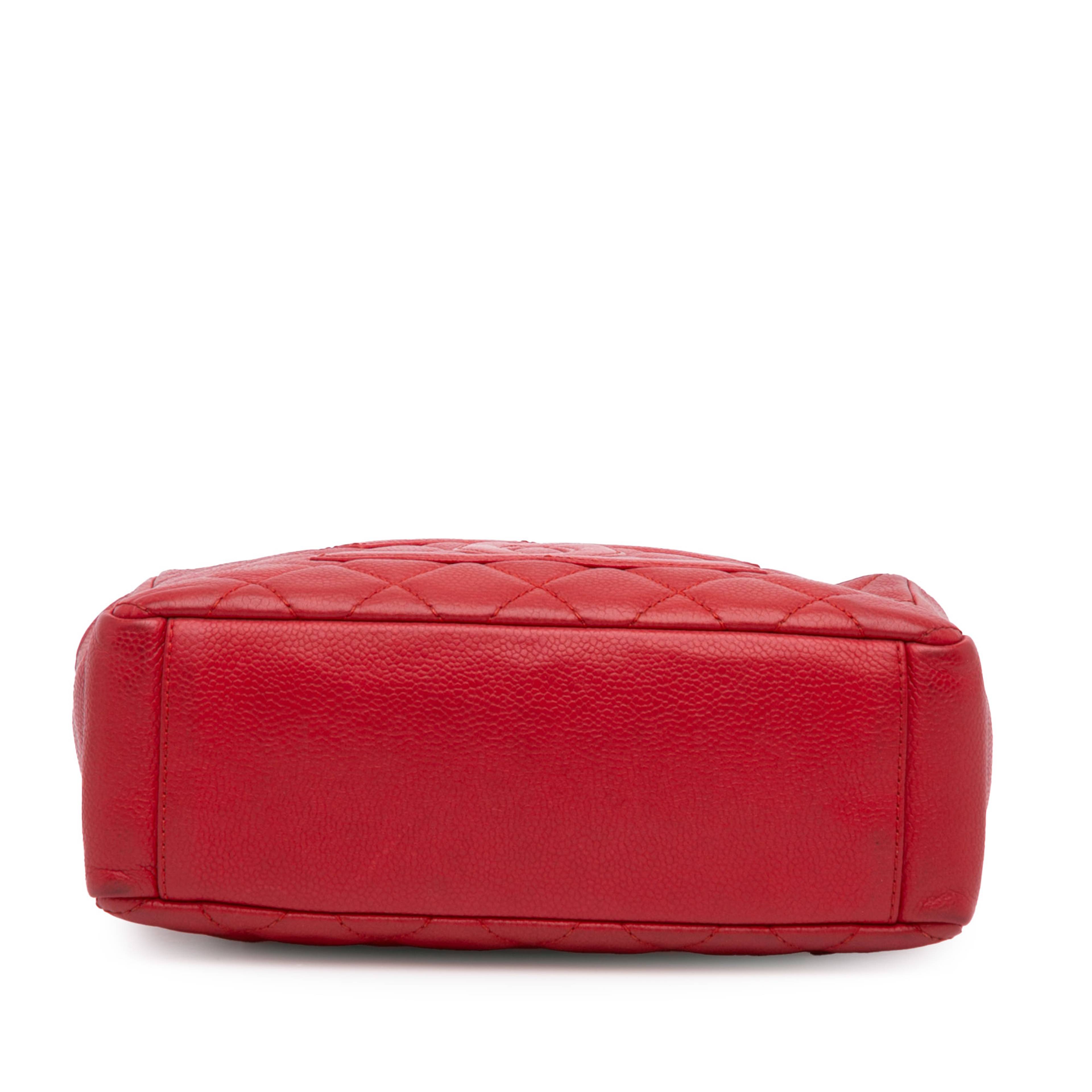 Chanel Caviar Petite Shopping Tote, från Luxclusif, i färgen red. Klicka för att öppna bilden i stort format