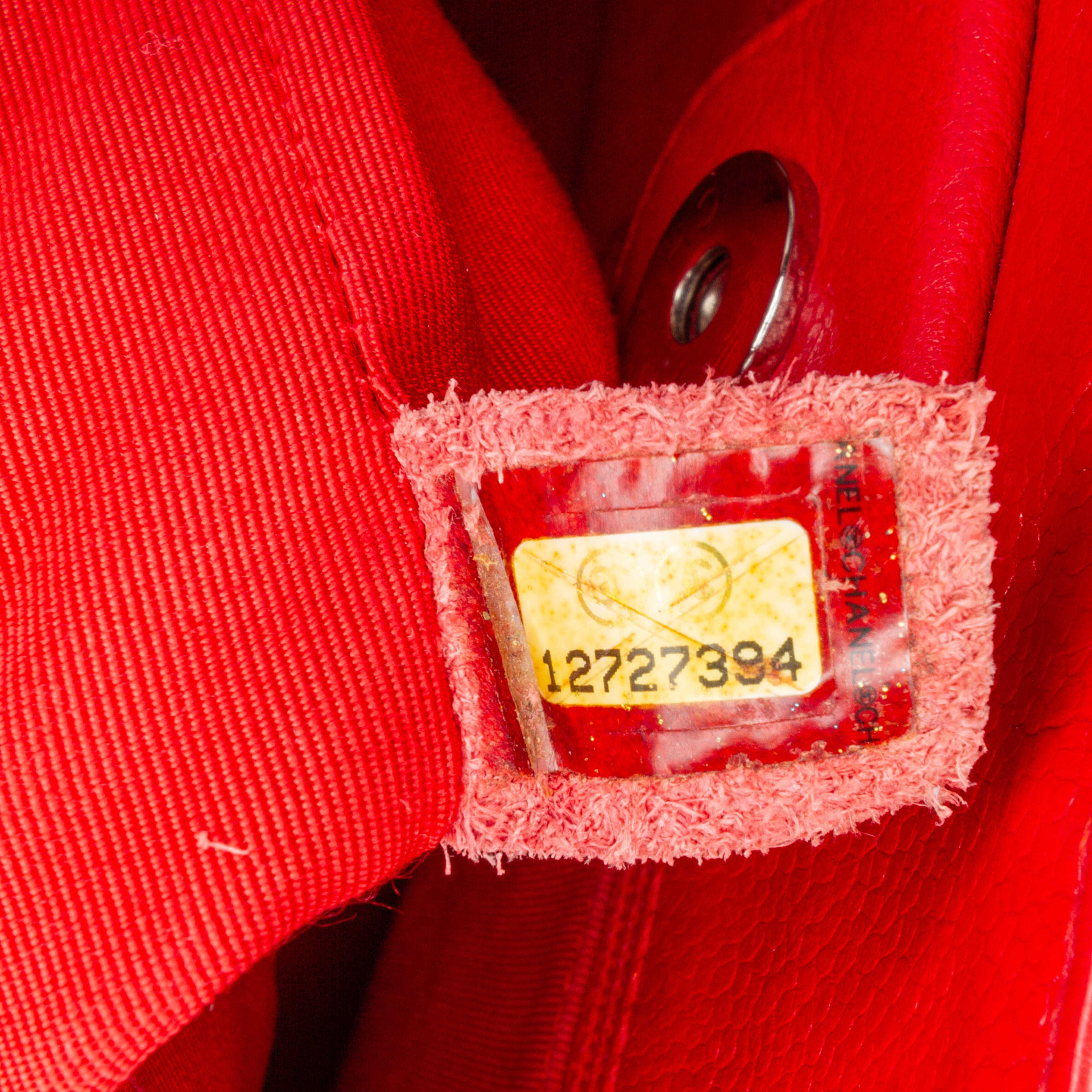 Chanel Caviar Petite Shopping Tote, från Luxclusif, i färgen red. Klicka för att öppna bilden i stort format