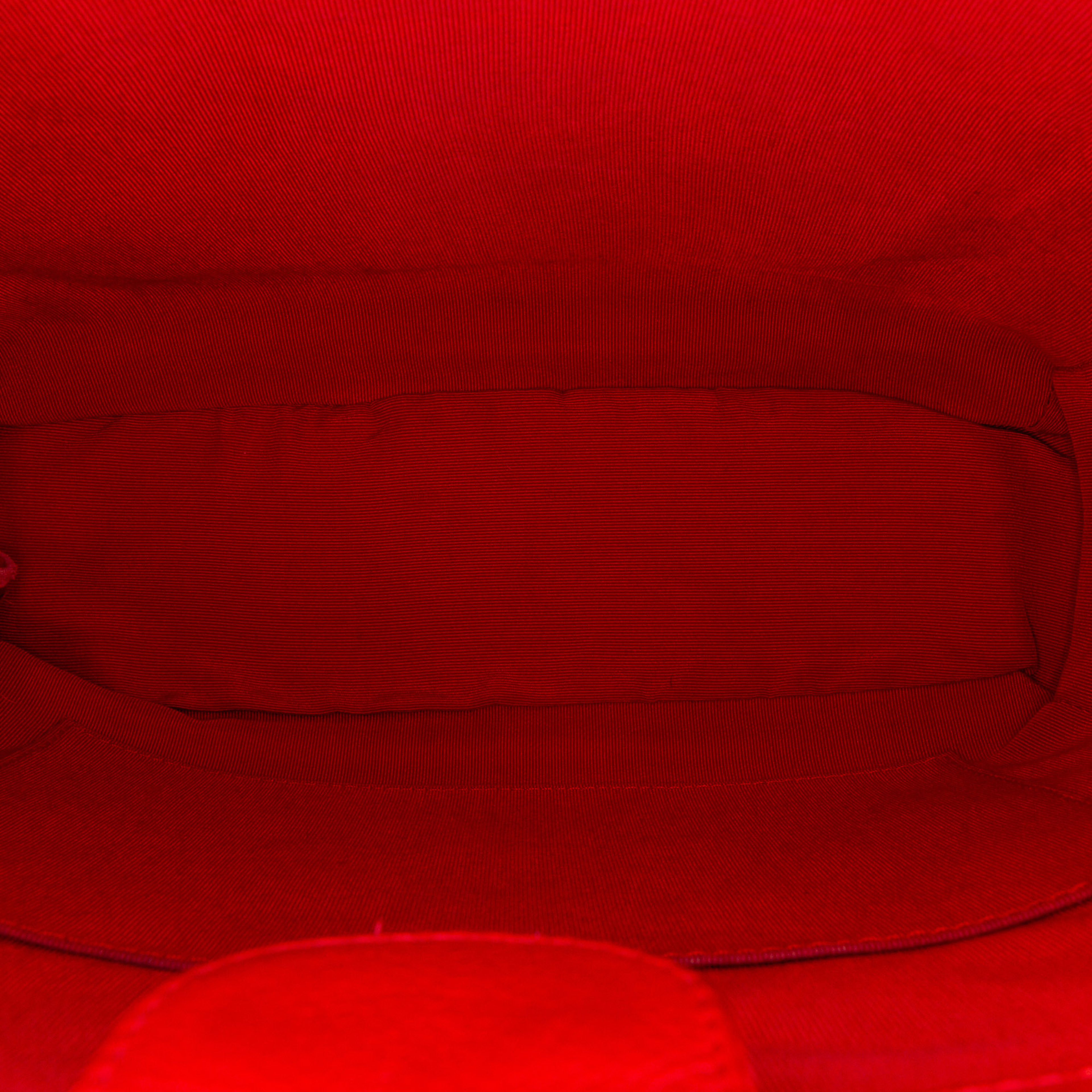 Chanel Caviar Petite Shopping Tote, från Luxclusif, i färgen red. Klicka för att öppna bilden i stort format