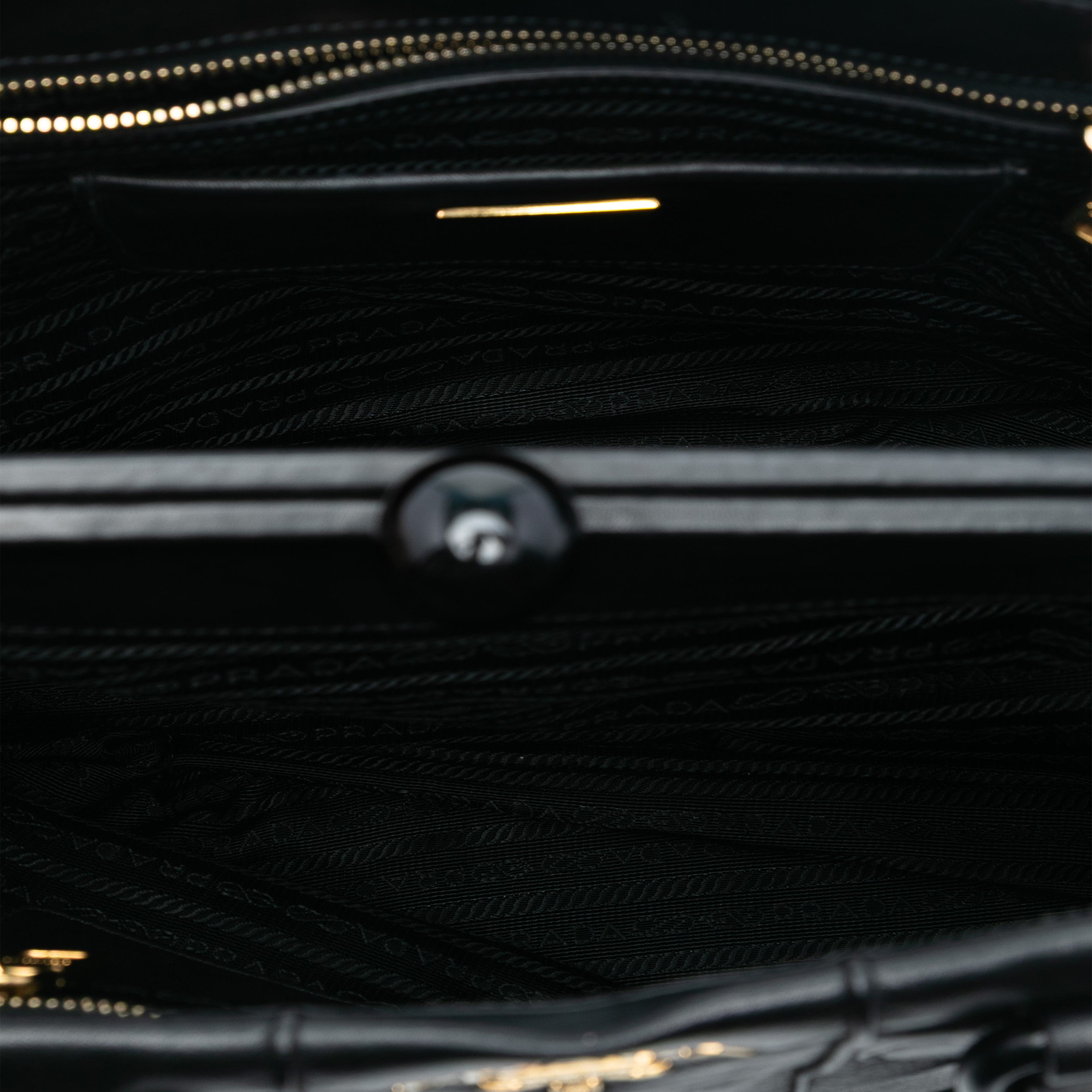 Prada Soft Calf Frame Top Handle Bag, från Luxclusif, i färgen black. Klicka för att öppna bilden i stort format