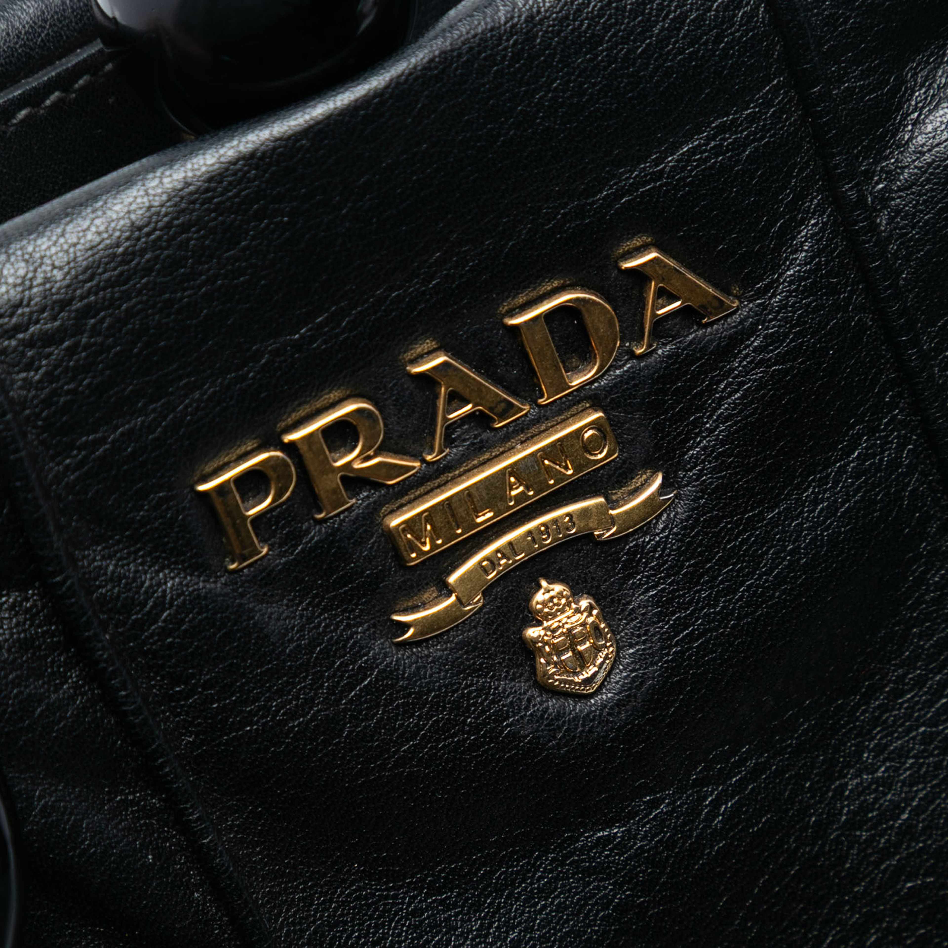 Prada Soft Calf Frame Top Handle Bag, från Luxclusif, i färgen black. Klicka för att öppna bilden i stort format