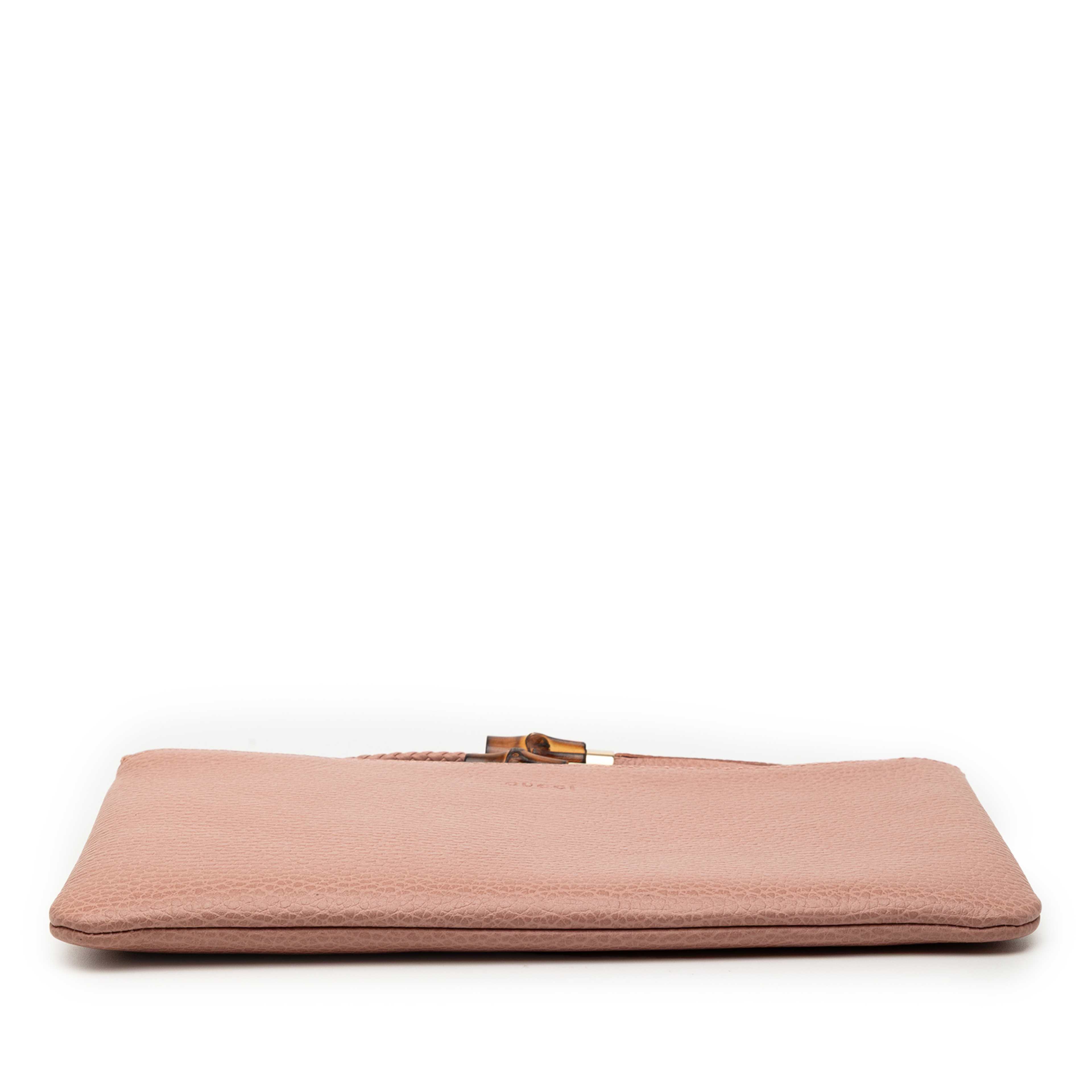 Gucci Calfskin Bamboo Clutch, från Luxclusif, i färgen light pink. Klicka för att öppna bilden i stort format