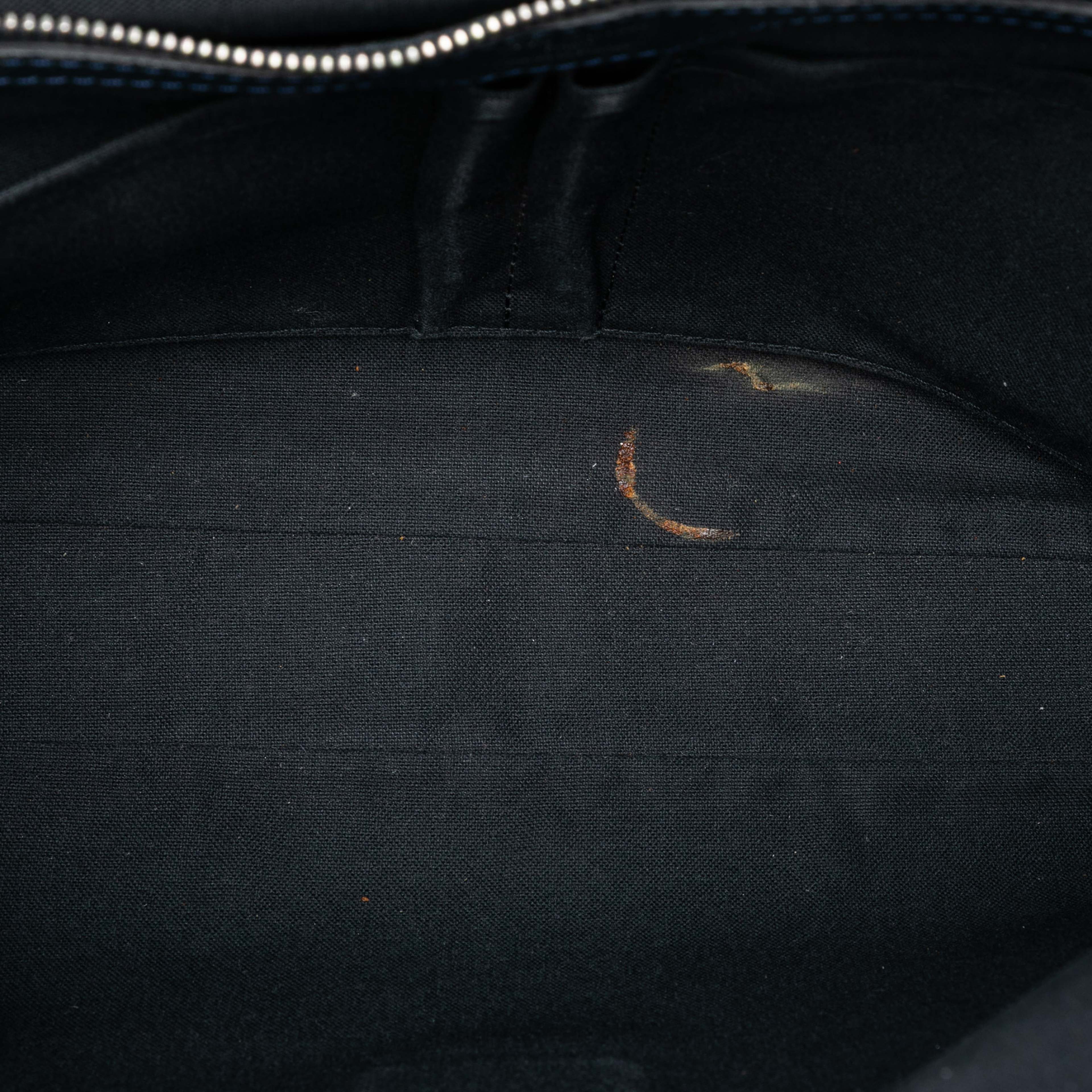 Louis Vuitton Taiga Vassili Pm, från Luxclusif, i färgen navy. Klicka för att öppna bilden i stort format