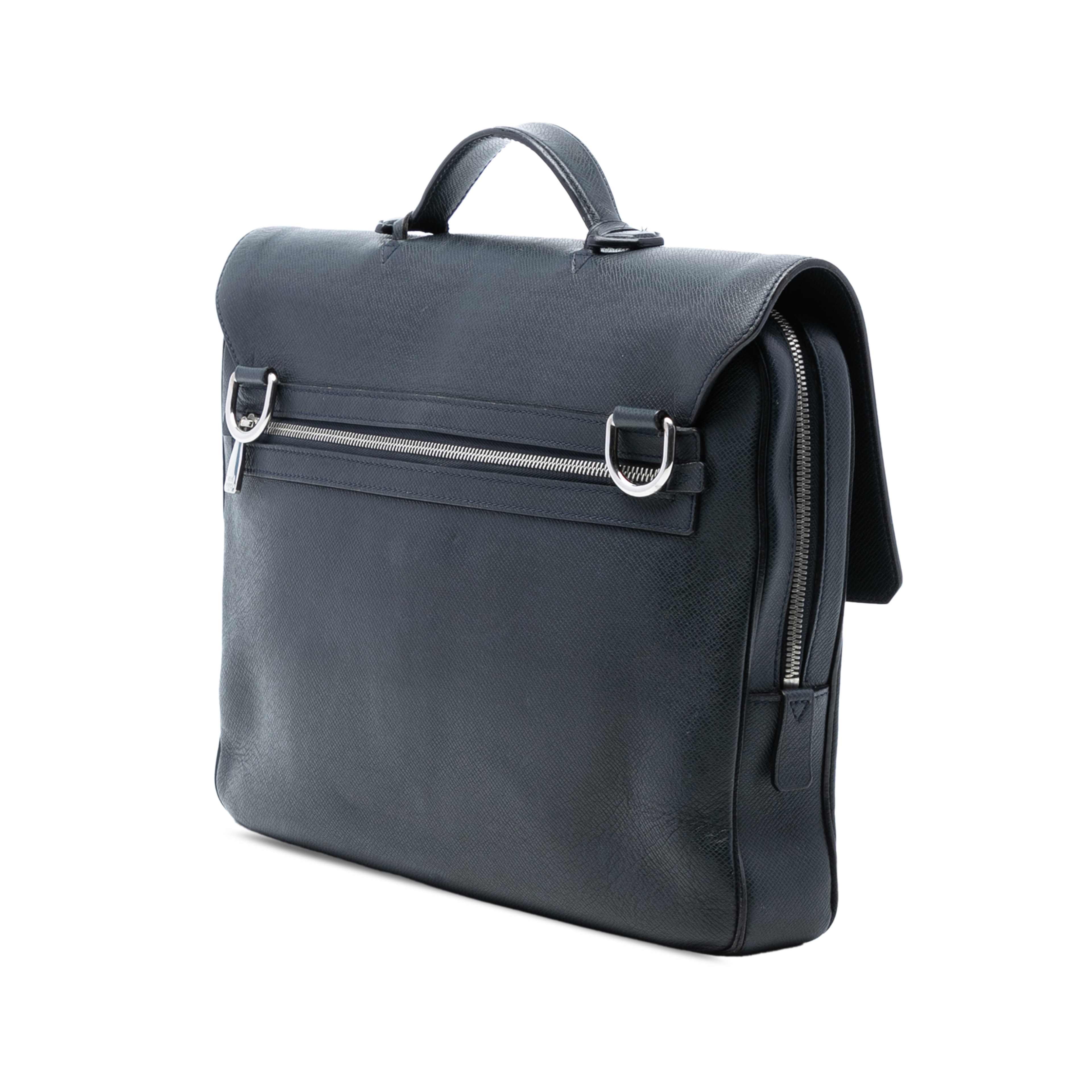 Louis Vuitton Taiga Vassili Pm, från Luxclusif, i färgen navy. Klicka för att öppna bilden i stort format