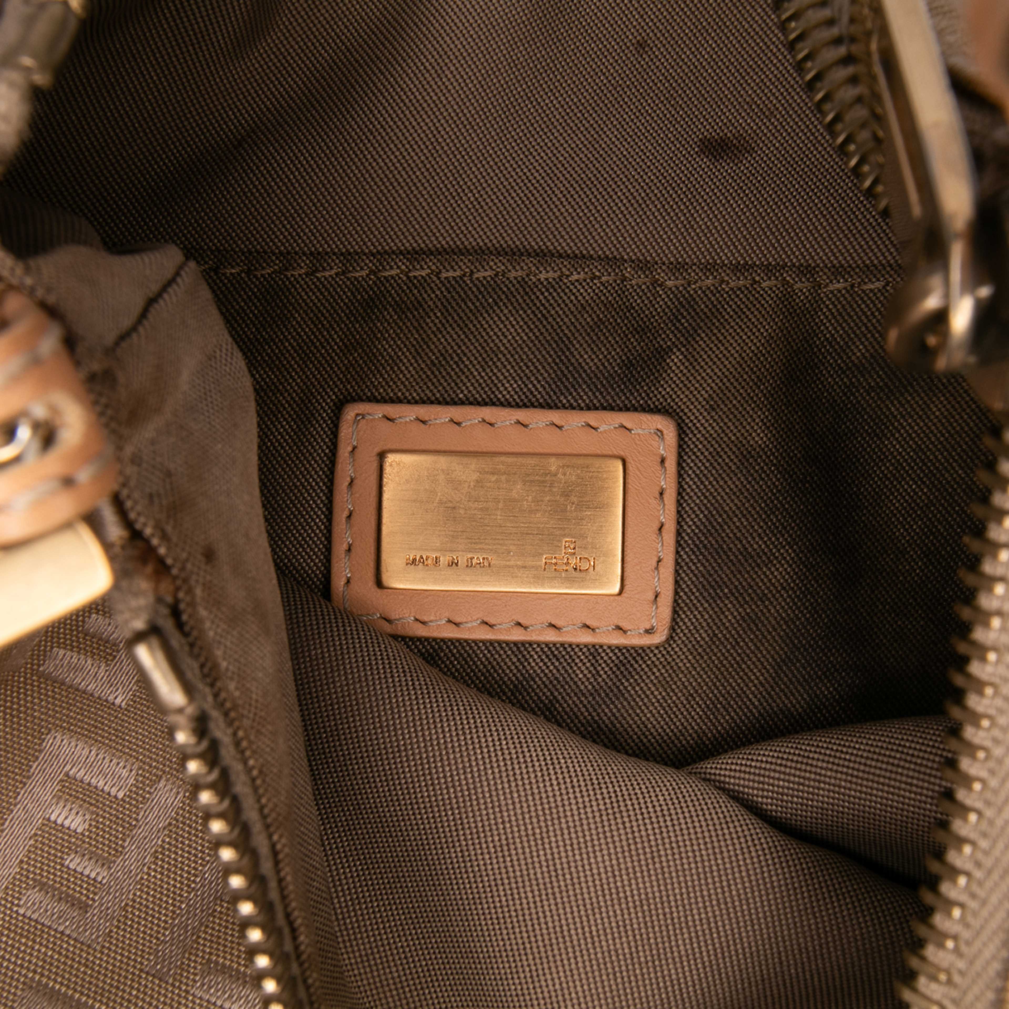 Fendi Zucchino Canvas Crossbody, från Luxclusif, i färgen beige. Klicka för att öppna bilden i stort format