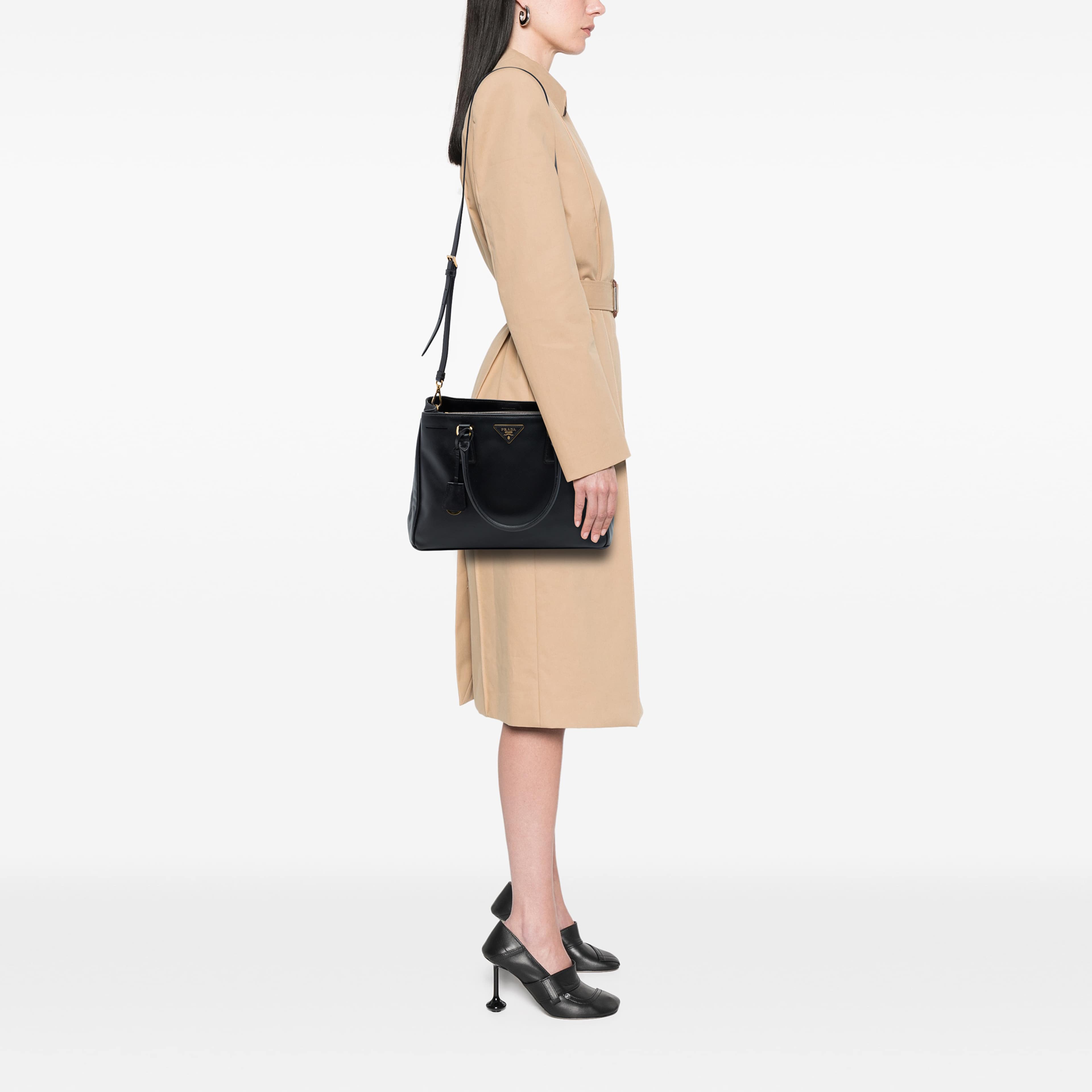 Prada Small Saffiano Lux Gardeners Tote, från Luxclusif, i färgen svart. Klicka för att öppna bilden i stort format