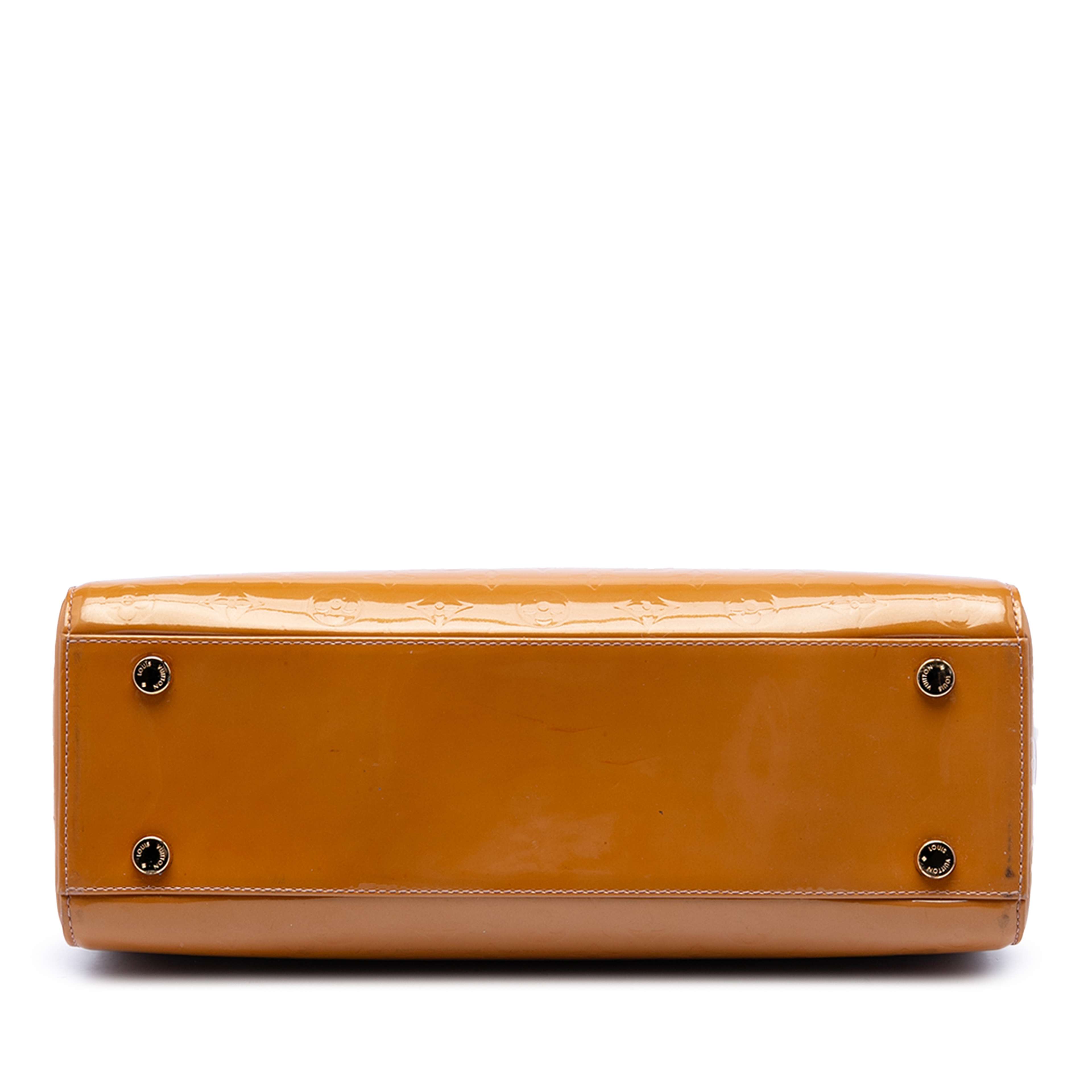 Louis Vuitton Monogram Vernis Brea Gm, från Luxclusif, i färgen camel. Klicka för att öppna bilden i stort format