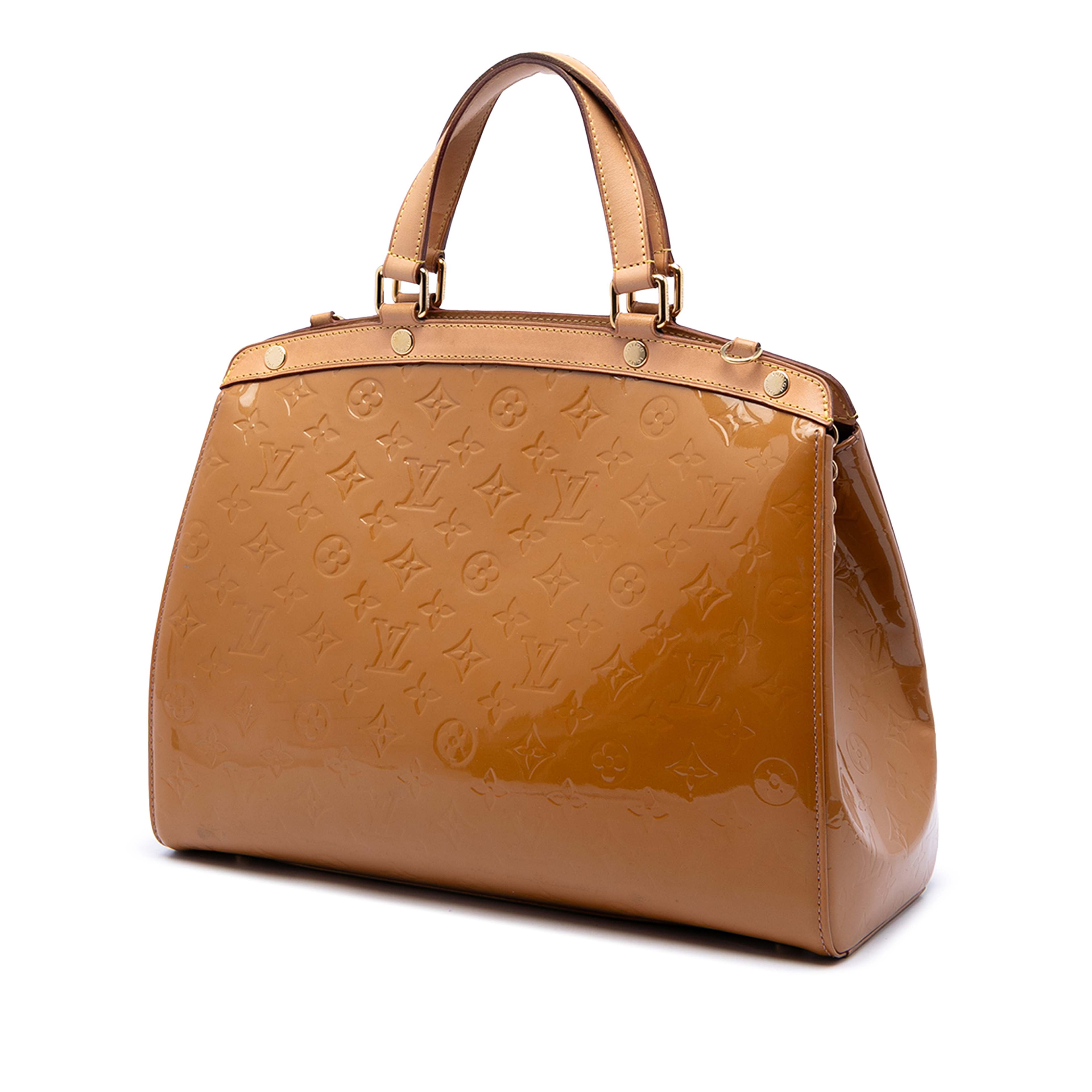 Louis Vuitton Monogram Vernis Brea Gm, från Luxclusif, i färgen camel. Klicka för att öppna bilden i stort format