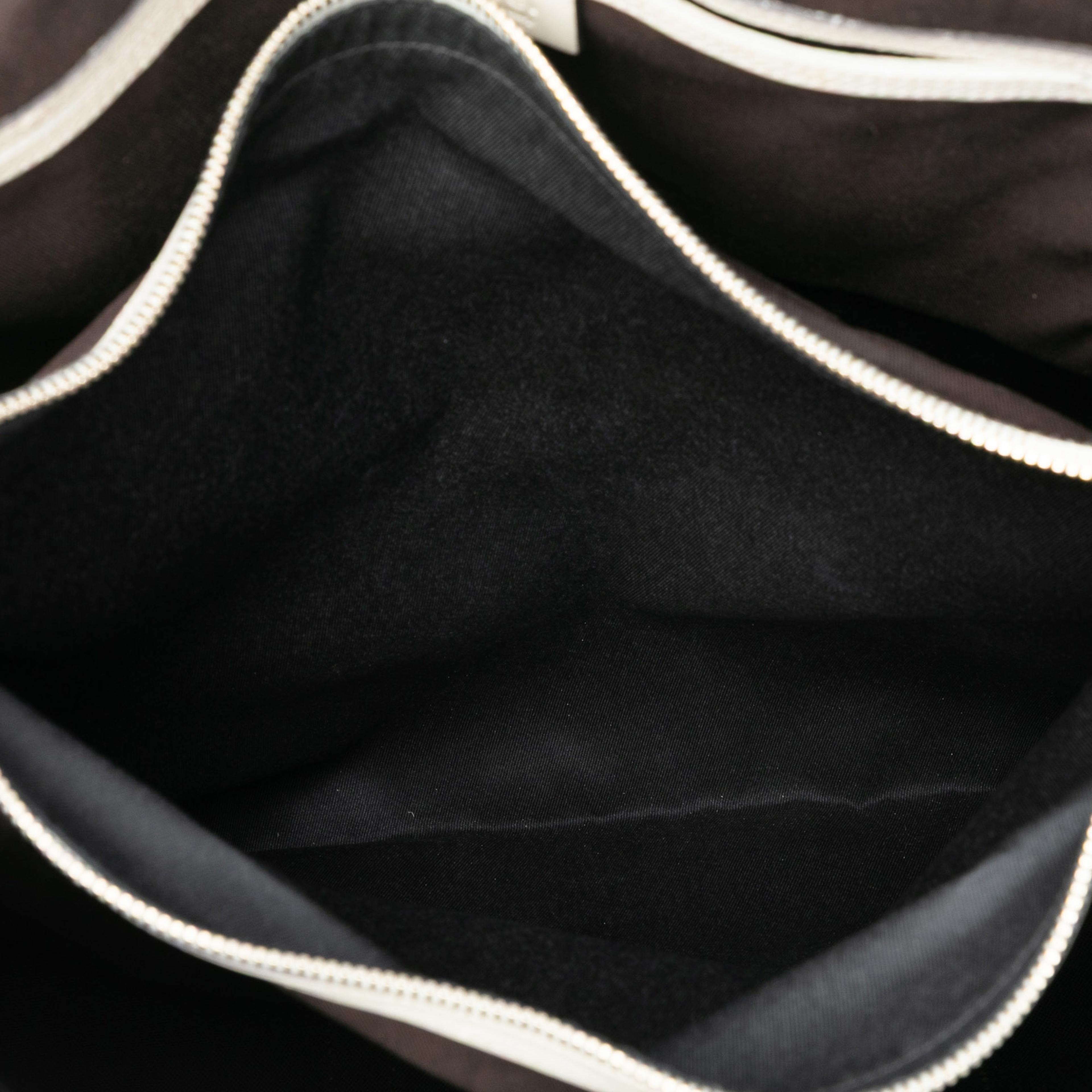 Gucci Gg Supreme Joy Vertical Tote, från Luxclusif, i färgen beige. Klicka för att öppna bilden i stort format