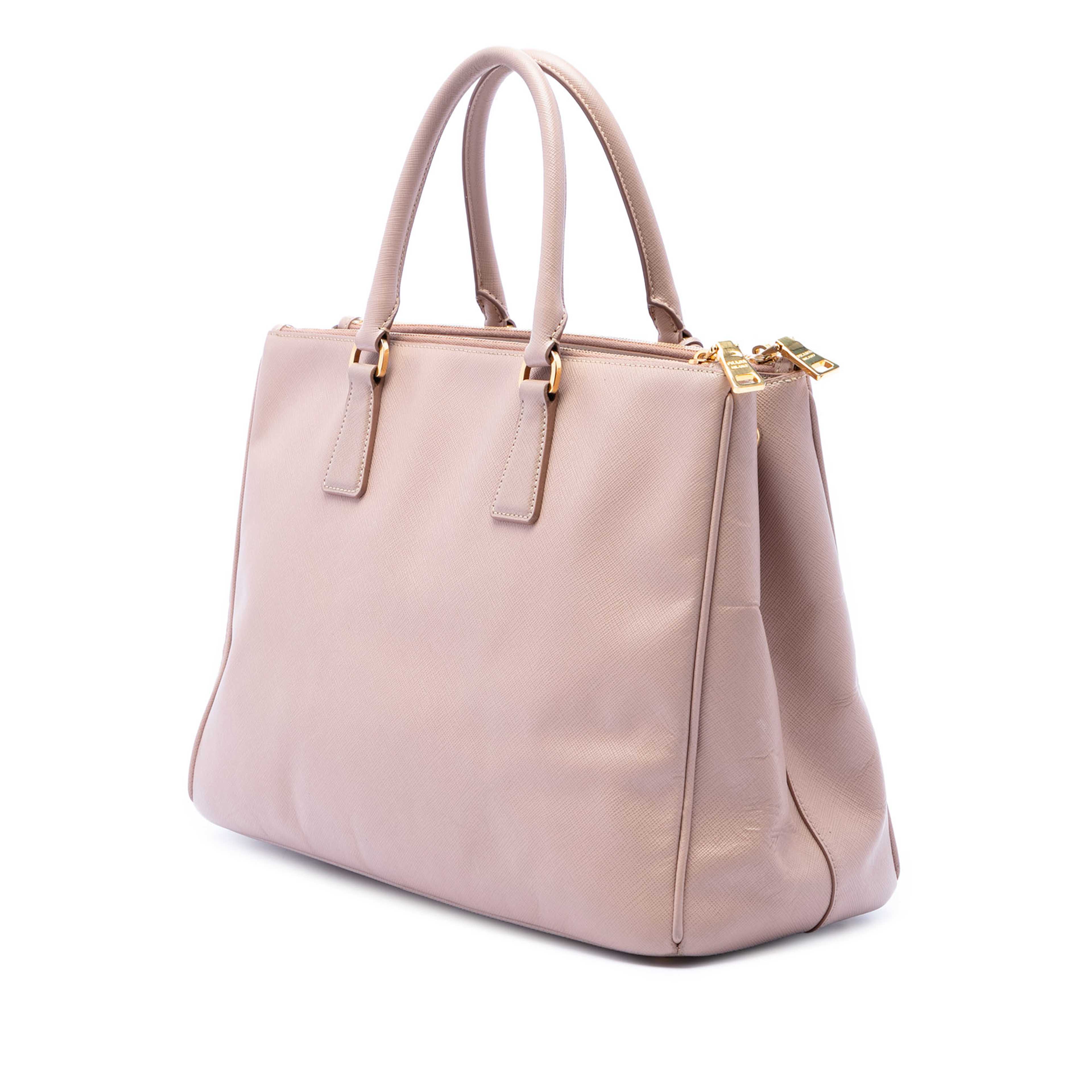 Prada Large Saffiano Lux Galleria Double Zip Satchel, från Luxclusif, i färgen brun. Klicka för att öppna bilden i stort format