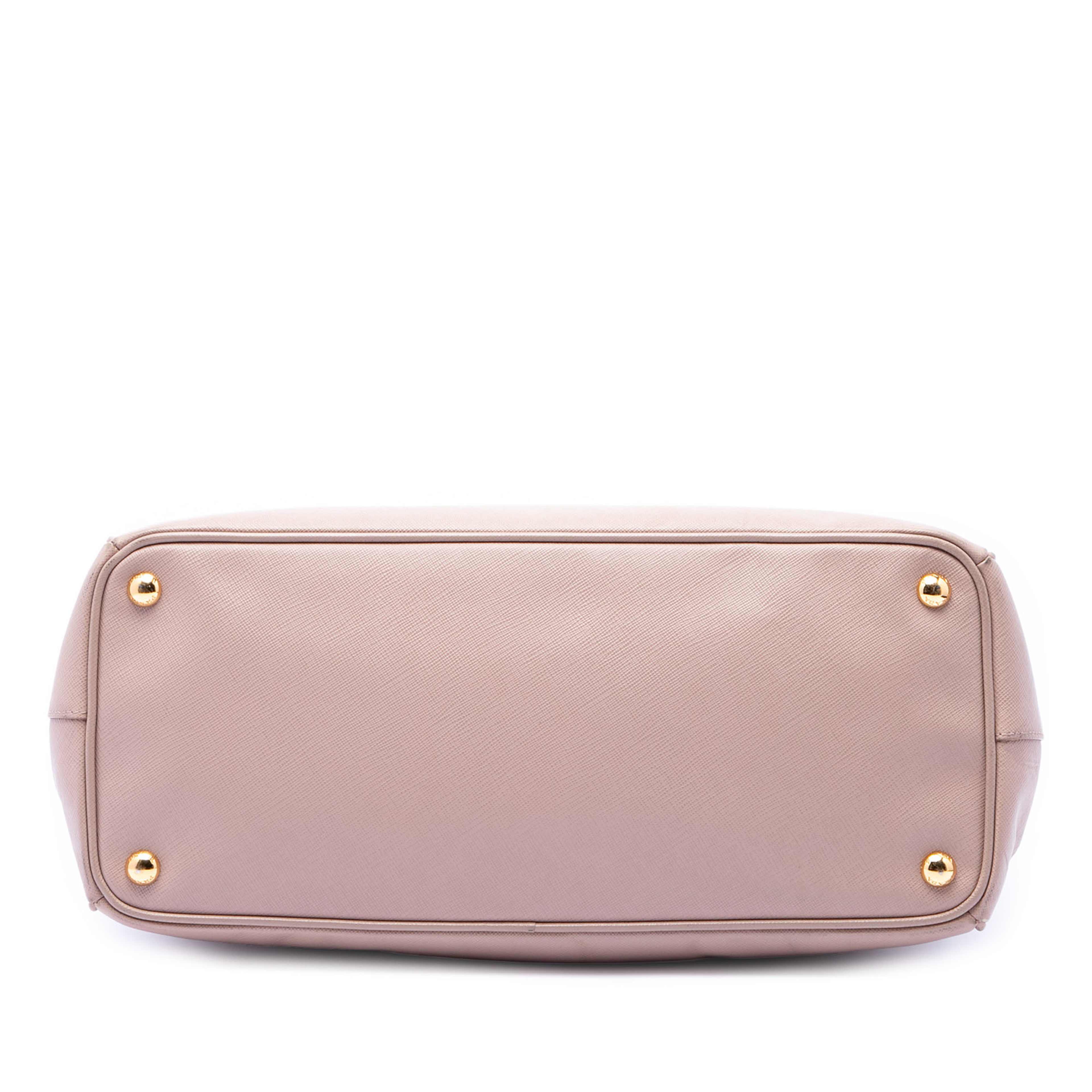 Prada Large Saffiano Lux Galleria Double Zip Satchel, från Luxclusif, i färgen nude. Klicka för att öppna bilden i stort format