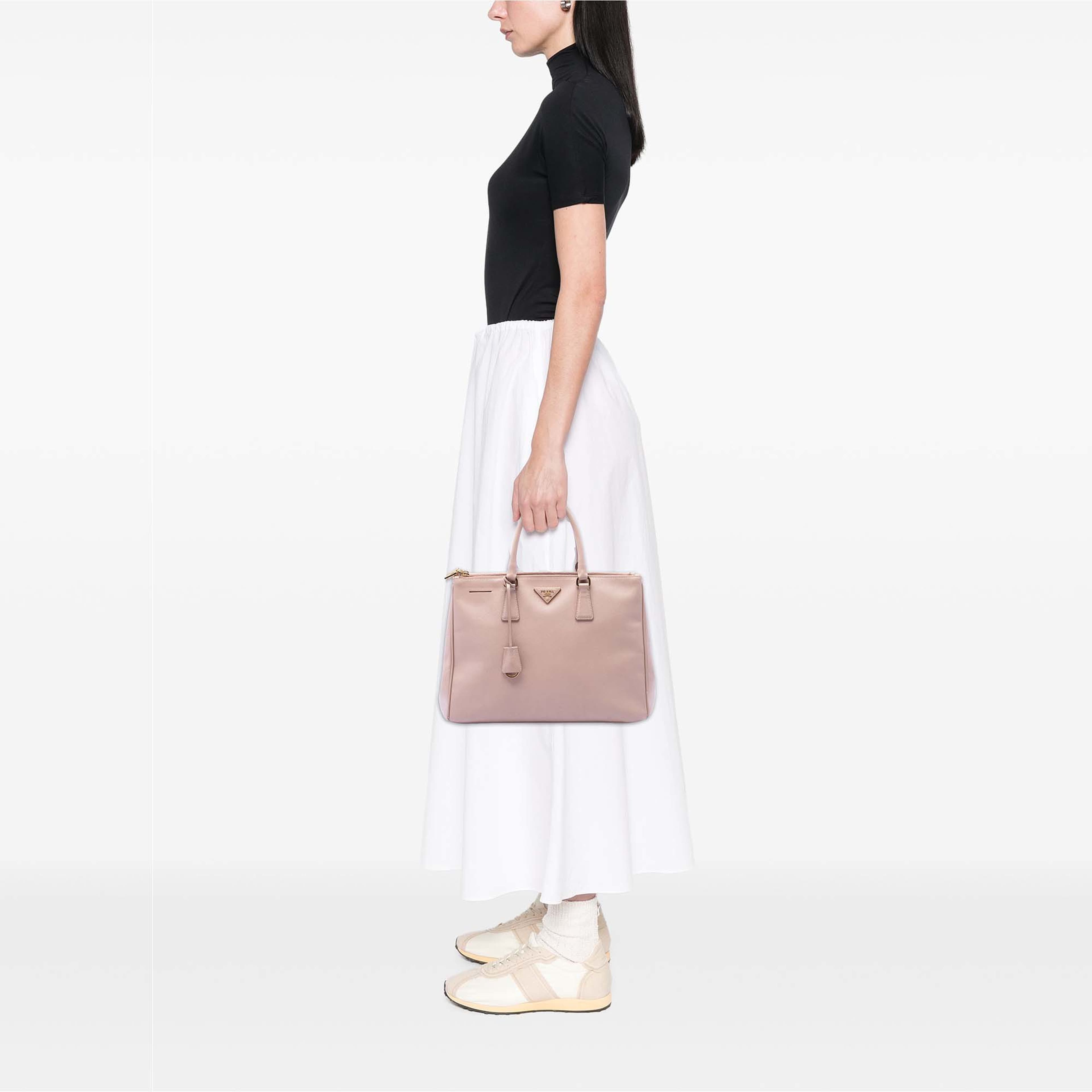 Prada Large Saffiano Lux Galleria Double Zip Satchel, från Luxclusif, i färgen brun. Klicka för att öppna bilden i stort format