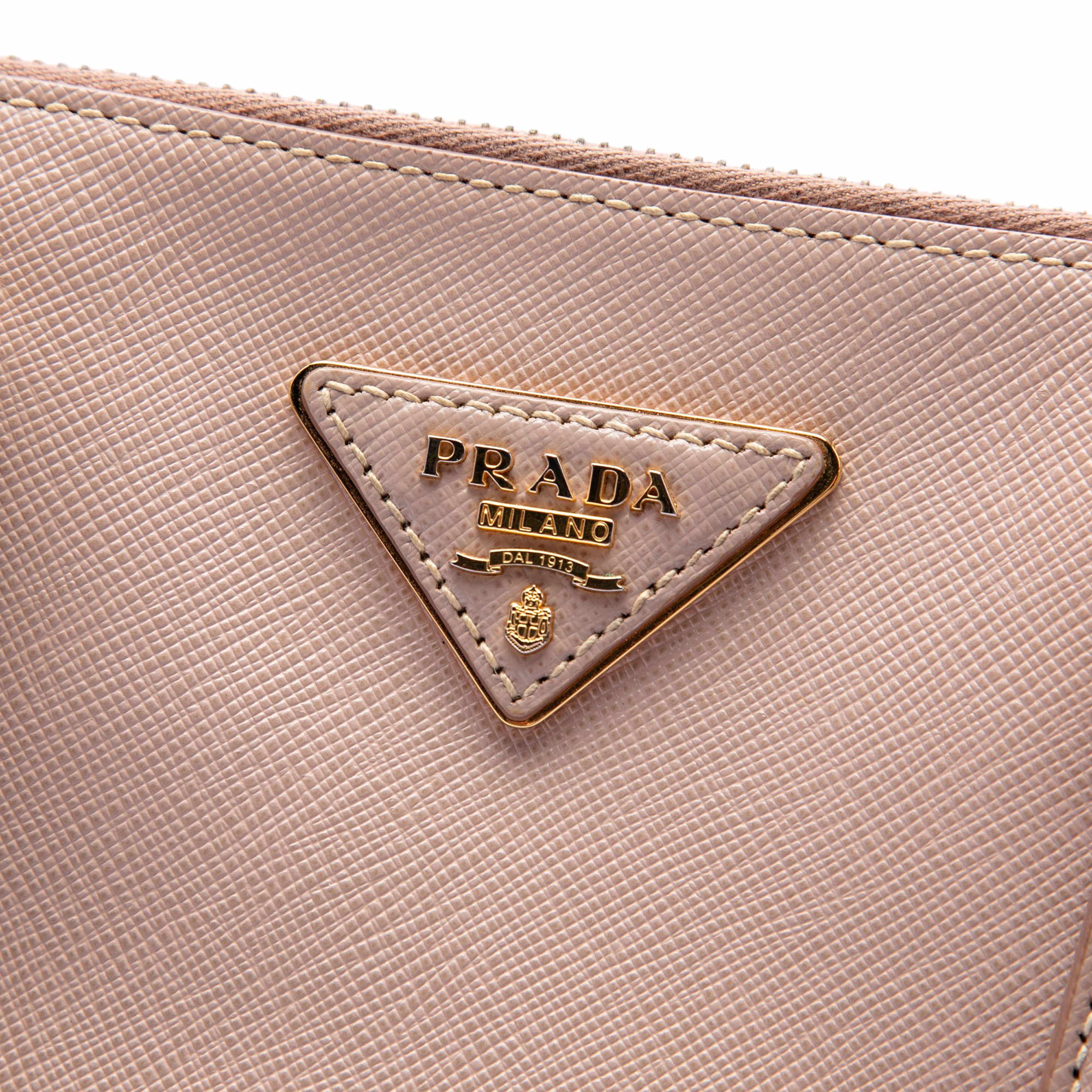 Prada Large Saffiano Lux Galleria Double Zip Satchel, från Luxclusif, i färgen nude. Klicka för att öppna bilden i stort format