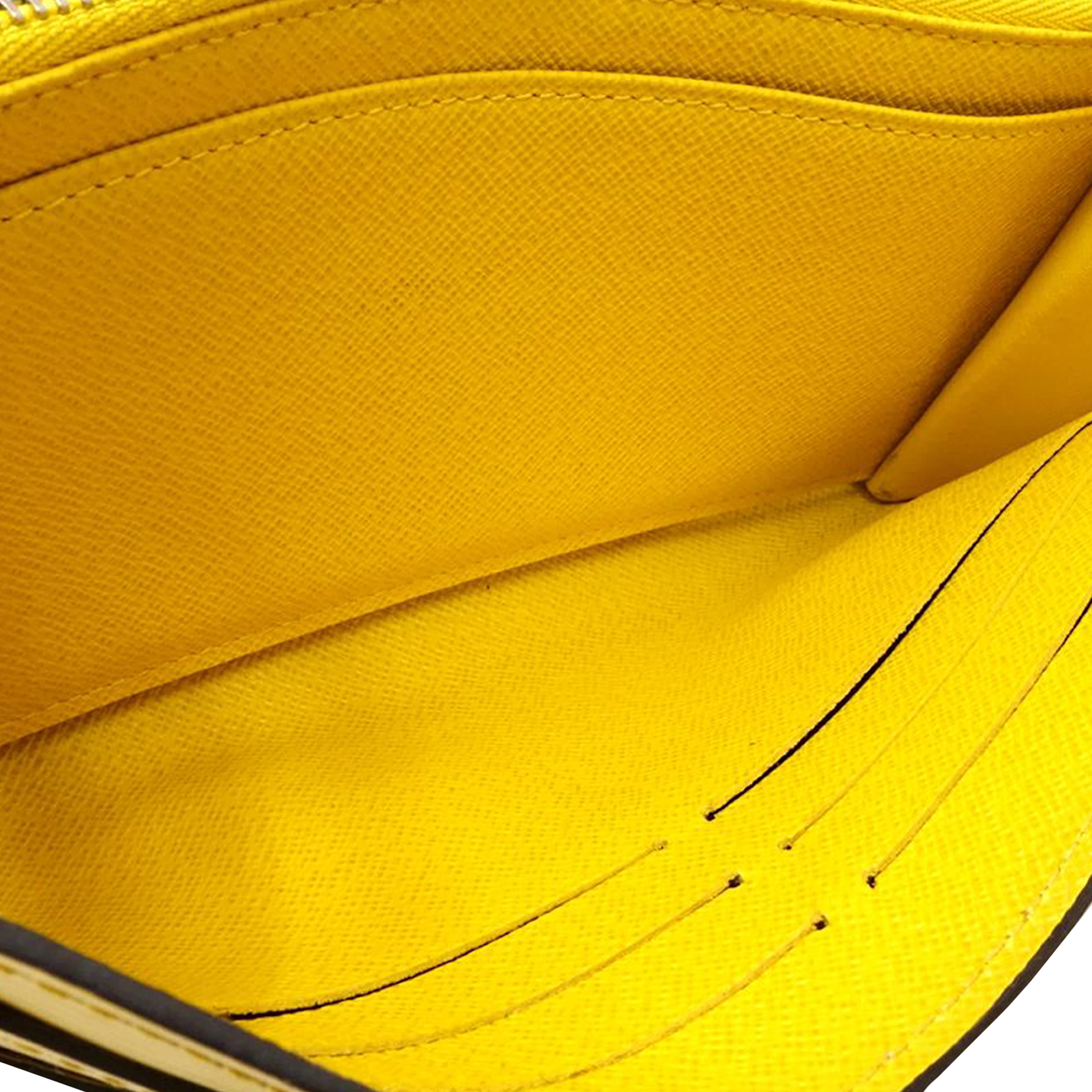 Louis Vuitton Epi Sarah Long Wallet, från Luxclusif, i färgen yellow. Klicka för att öppna bilden i stort format