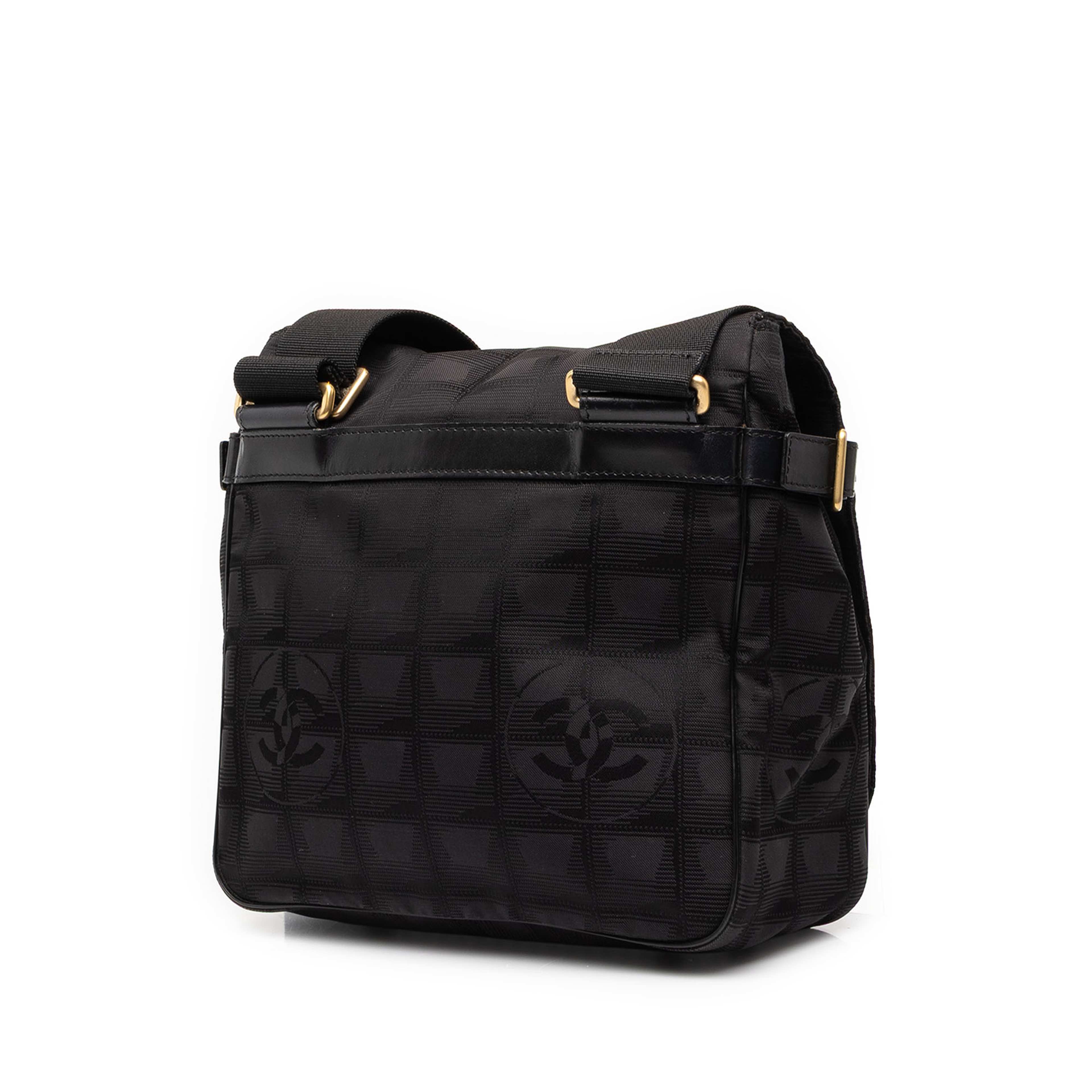 Chanel New Travel Line Nylon Messenger Bag, från Luxclusif, i färgen svart. Klicka för att öppna bilden i stort format